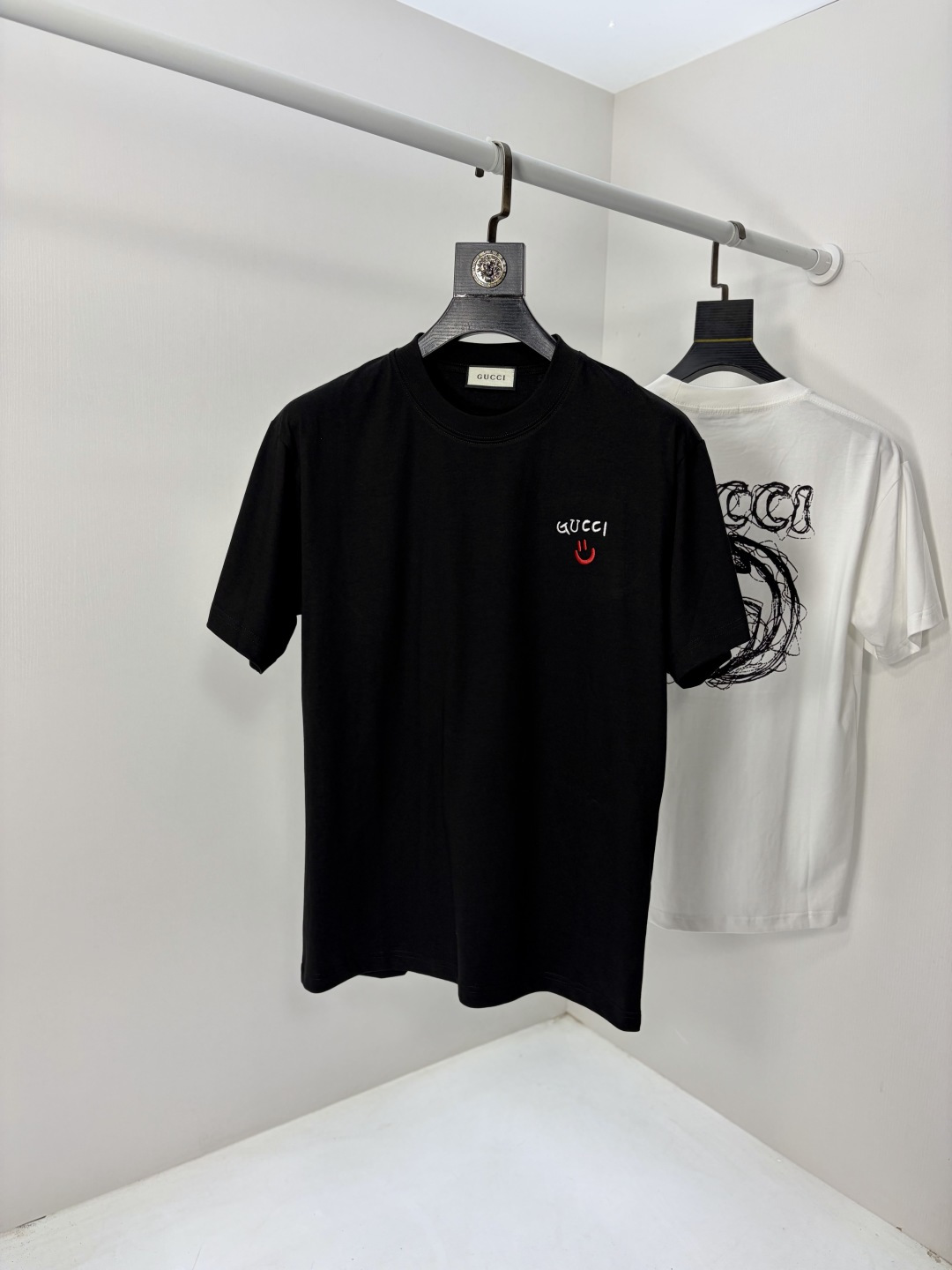 NO:735156,.Gucci.2026 new spring and summer fashionable round neck short-sleeved advanced customization versatile style!  It is more practical and can be easily controlled by anyone. It is made of pure cotton fabric and has a luxurious classic brand logo design. It is very classy and a must-buy for those who know the goods!  The tailoring is a slim fit, very delicate, shows off aura, and highlights the sophistication of men. This is unique. It has just the right fit and a great upper body effect. Size m-3XL m wears 175/130, gucci, T-shirt,19860909.Gucci.2026春夏新品时尚圆领短袖高级定制百搭款式！更有实用感 任何人都可以轻松驾驭 采用纯棉面料制作,奢华经典品牌logo设计,非常显档次懂货的必须入！版型剪裁属于修身款 非常精致,显气场,又会凸显男士的精致,这就是独到之处,恰到好处的修身,上身效果非常赞.尺码m-3XL m穿175/130,,gucci,T-shirt,,Men's clothing