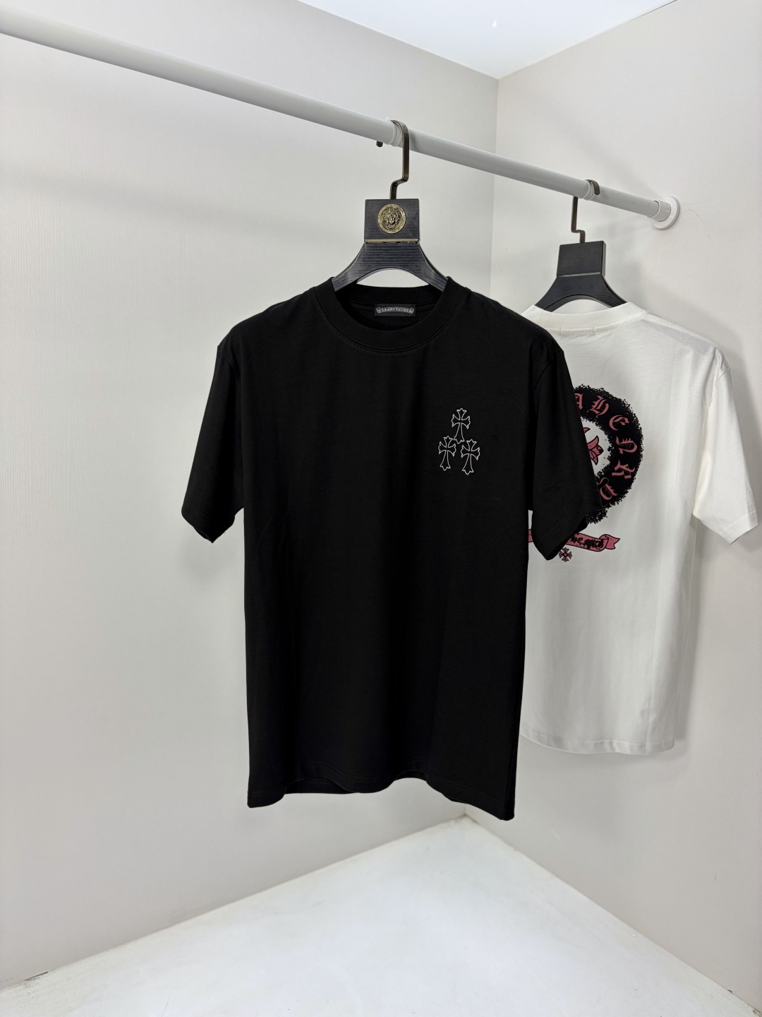 NO:735160,.Croxin. 2026 spring and summer new fashion round neck short-sleeved advanced customization versatile style!  It is more practical and can be easily controlled by anyone. It is made of pure cotton fabric and has a luxurious classic brand logo design. It is very classy and a must-buy for those who know the goods!  The tailoring is slim fit, very delicate, shows off aura, and highlights the sophistication of men. This is unique. It is just right for slim fit and the upper body effect is very good. Size m-3XL m wears 175/130, chrome hearts, T-shirt,19860909.克罗心.2026春夏新品时尚圆领短袖高级定制百搭款式！更有实用感 任何人都可以轻松驾驭 采用纯棉面料制作,奢华经典品牌logo设计,非常显档次懂货的必须入！版型剪裁属于修身款 非常精致,显气场,又会凸显男士的精致,这就是独到之处,恰到好处的修身,上身效果非常赞.尺码m-3XL m穿175/130,,chrome hearts,T-shirt,,Men's clothing