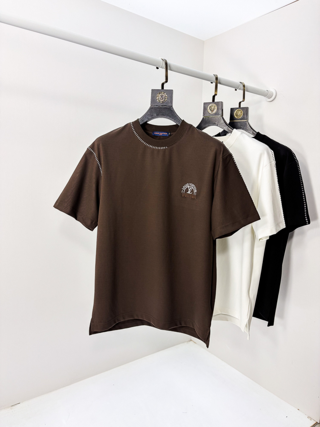 NO:735167,.Lv.2026 new spring and summer fashionable round neck short-sleeved advanced customization versatile style!  It is more practical and can be easily controlled by anyone. It is made of liquid ammonia cotton fabric and has a luxurious classic brand logo design. It is very classy and a must-buy for those who know the goods!  The tailoring is a slim fit, very delicate, shows aura, and highlights the sophistication of men. This is unique, it is just right for slim fit, and the upper body effect is very good. Size m-3XL m wears 175/130, Louis Vuitton, T-shirt,19860909.Lv.2026春夏新品时尚圆领短袖高级定制百搭款式！更有实用感 任何人都可以轻松驾驭 采用液氨棉面料制作,奢华经典品牌logo设计,非常显档次懂货的必须入！版型剪裁属于修身款 非常精致,显气场,又会凸显男士的精致,这就是独到之处,恰到好处的修身,上身效果非常赞.尺码m-3XL m穿175/130,,louis vuitton,T-shirt,,Men's clothing