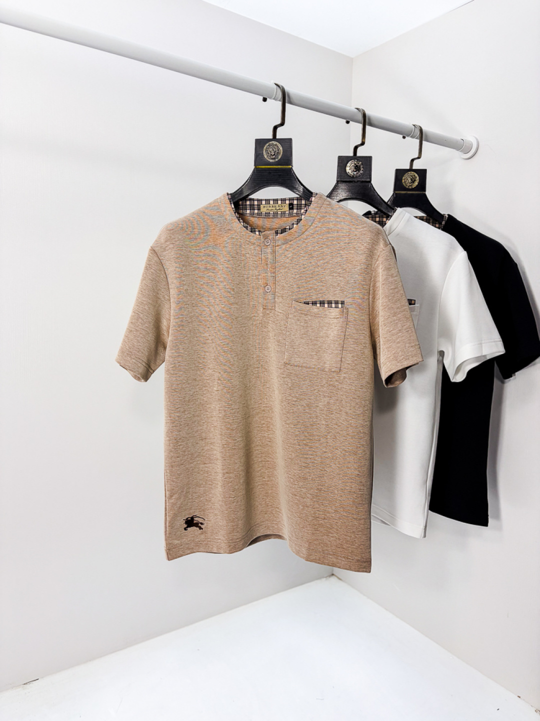 NO:735171,.Burberry. 2026 spring and summer new fashion round neck short-sleeved advanced customization versatile style!  It is more practical and can be easily controlled by anyone. It is made of liquid ammonia cotton fabric and has a luxurious classic brand logo design. It is very classy and a must-buy for those who know the goods!  The tailoring is a slim fit. It is very delicate, shows aura, and highlights the sophistication of men. This is unique. It is just right for slim fit and the upper body effect is very good. Size m-3XL m wears 175/130, burberry, T-shirt,19860909.巴宝莉.2026春夏新品时尚圆领短袖高级定制百搭款式！更有实用感 任何人都可以轻松驾驭 采用液氨棉面料制作,奢华经典品牌logo设计,非常显档次懂货的必须入！版型剪裁属于修身款 非常精致,显气场,又会凸显男士的精致,这就是独到之处,恰到好处的修身,上身效果非常赞.尺码m-3XL m穿175/130,,burberry,T-shirt,,Men's clothing