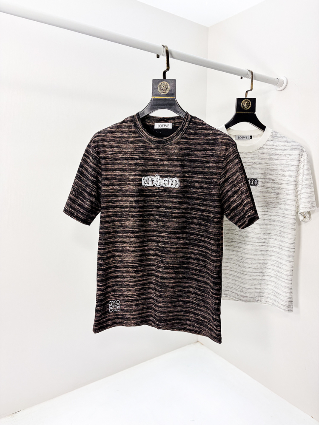 NO:735137,.Luo Yiwei. 2026 spring and summer new fashionable round neck short-sleeved advanced customization versatile style!  It is more practical and can be easily controlled by anyone. It is made of liquid ammonia cotton fabric and has a luxurious classic brand logo design. It is very classy and a must-buy for those who know the goods!  The tailoring is a slim fit. It is very delicate, shows aura, and highlights the sophistication of men. This is unique. It is just right for slim fit and the upper body effect is very good. Size m-3XL m wears 175/130, loewe, T-shirt,19860909.罗意威.2026春夏新品时尚圆领短袖高级定制百搭款式！更有实用感 任何人都可以轻松驾驭 采用液氨棉面料制作,奢华经典品牌logo设计,非常显档次懂货的必须入！版型剪裁属于修身款 非常精致,显气场,又会凸显男士的精致,这就是独到之处,恰到好处的修身,上身效果非常赞.尺码m-3XL m穿175/130,,loewe,T-shirt,,Men's clothing