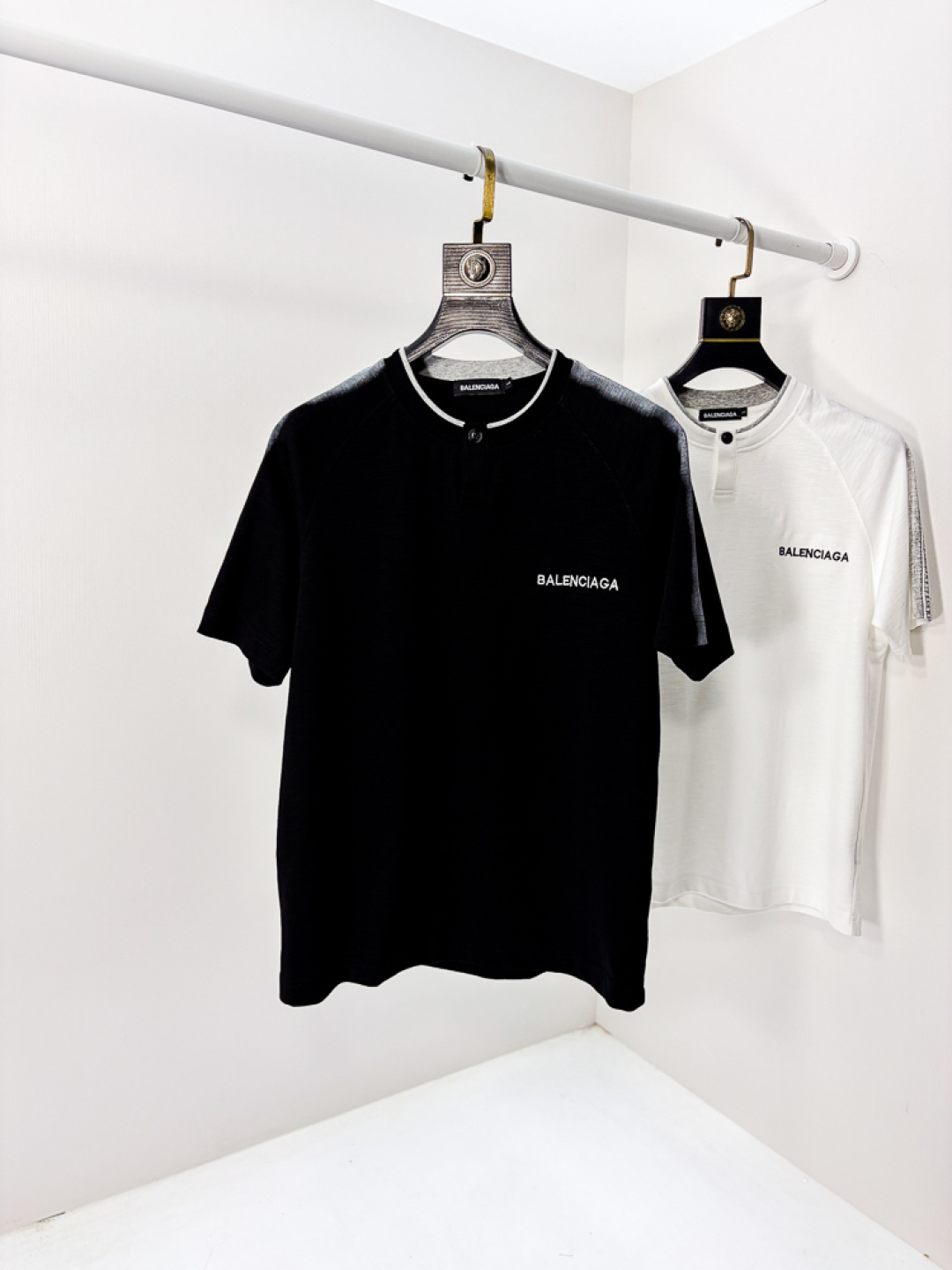 NO:735141,.Balenciaga. 2026 spring and summer new fashionable round neck short-sleeved advanced customization versatile style!  It is more practical and can be easily controlled by anyone. It is made of liquid ammonia cotton fabric and has a luxurious classic brand logo design. It is very classy and a must-buy for those who know the goods!  The tailoring is a slim fit. It is very delicate, shows aura, and highlights the sophistication of men. This is unique. It is just right for slim fit and the upper body effect is very good. Size m-3XL m wears 175/130, balenciaga, T-shirt,19860909.巴黎世家.2026春夏新品时尚圆领短袖高级定制百搭款式！更有实用感 任何人都可以轻松驾驭 采用液氨棉面料制作,奢华经典品牌logo设计,非常显档次懂货的必须入！版型剪裁属于修身款 非常精致,显气场,又会凸显男士的精致,这就是独到之处,恰到好处的修身,上身效果非常赞.尺码m-3XL m穿175/130,,balenciaga,T-shirt,,Men's clothing