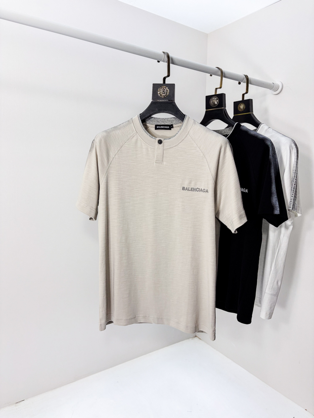 NO:735145,.Balenciaga 2026 spring and summer new fashionable round neck short-sleeved advanced customization versatile style!  It is more practical and can be easily controlled by anyone. It is made of liquid ammonia cotton fabric and has a luxurious classic brand logo design. It is very classy and a must-buy for those who know the goods!  The tailoring is a slim fit. It is very delicate, shows aura, and highlights the sophistication of men. This is unique. It is just right for slim fit and the upper body effect is very good. Size m-3XL m wears 175/130, balenciaga, T-shirt,19860909.巴黎世家 2026春夏新品时尚圆领短袖高级定制百搭款式！更有实用感 任何人都可以轻松驾驭 采用液氨棉面料制作,奢华经典品牌logo设计,非常显档次懂货的必须入！版型剪裁属于修身款 非常精致,显气场,又会凸显男士的精致,这就是独到之处,恰到好处的修身,上身效果非常赞.尺码m-3XL m穿175/130,,balenciaga,T-shirt,,Men's clothing