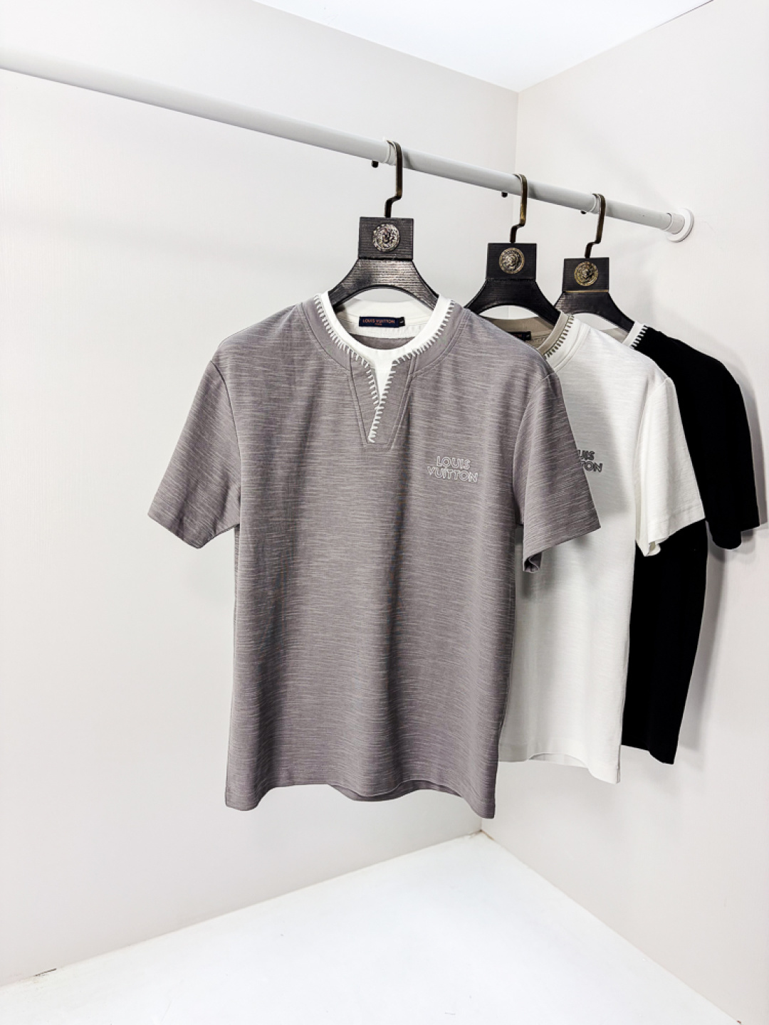 NO:735149,.Lv.2026 new spring and summer fashionable round neck short-sleeved advanced customization versatile style!  It is more practical and can be easily controlled by anyone. It is made of liquid ammonia cotton fabric and has a luxurious classic brand logo design. It is very classy and a must-buy for those who know the goods!  The tailoring is a slim fit, very delicate, shows aura, and highlights the sophistication of men. This is unique, it is just right for slim fit, and the upper body effect is very good. Size m-3XL m wears 175/130, Louis Vuitton, T-shirt,19860909.Lv.2026春夏新品时尚圆领短袖高级定制百搭款式！更有实用感 任何人都可以轻松驾驭 采用液氨棉面料制作,奢华经典品牌logo设计,非常显档次懂货的必须入！版型剪裁属于修身款 非常精致,显气场,又会凸显男士的精致,这就是独到之处,恰到好处的修身,上身效果非常赞.尺码m-3XL m穿175/130,,louis vuitton,T-shirt,,Men's clothing