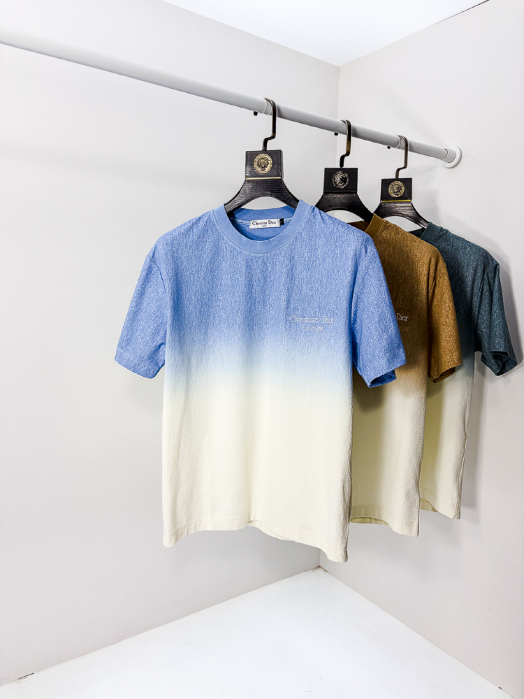 NO:735153,.Dior.2026 new spring and summer fashionable round neck short-sleeved advanced customization versatile style!  It is more practical and can be easily controlled by anyone. It is made of liquid ammonia cotton fabric and has a luxurious classic brand logo design. It is very classy and a must-buy for those who know the goods!  The tailoring is a slim fit. It is very delicate, shows aura, and highlights the sophistication of men. This is unique. It is just right for slim fit and the upper body effect is very good. Size m-3XL m wears 175/130, dior, T-shirt,19860909.Dior.2026春夏新品时尚圆领短袖高级定制百搭款式！更有实用感 任何人都可以轻松驾驭 采用液氨棉面料制作,奢华经典品牌logo设计,非常显档次懂货的必须入！版型剪裁属于修身款 非常精致,显气场,又会凸显男士的精致,这就是独到之处,恰到好处的修身,上身效果非常赞.尺码m-3XL m穿175/130,,dior,T-shirt,,Men's clothing