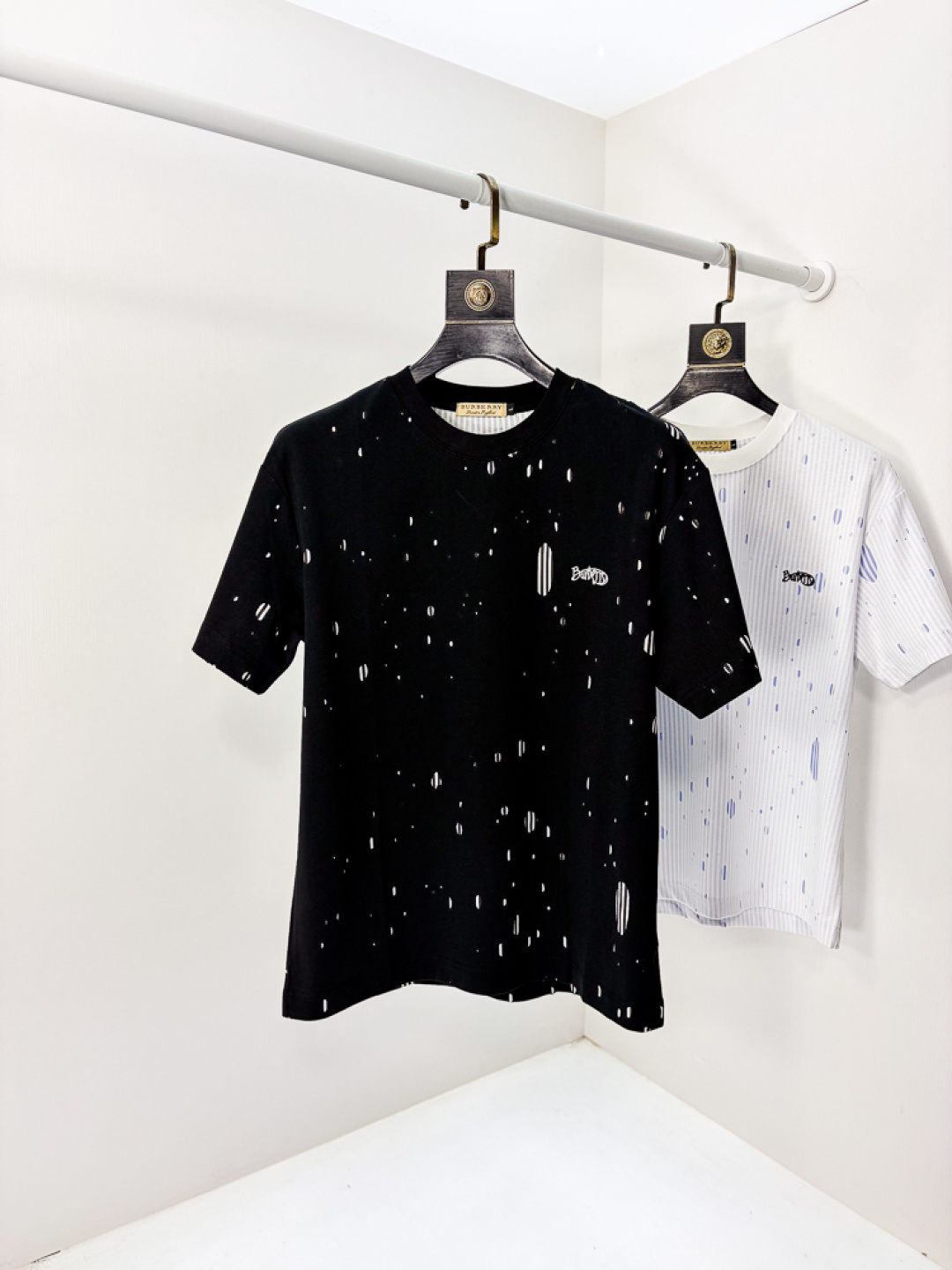 NO:735161,.Burberry. 2026 spring and summer new fashion round neck short-sleeved advanced customization versatile style!  It is more practical and can be easily controlled by anyone. It is made of liquid ammonia cotton fabric and has a luxurious classic brand logo design. It is very classy and a must-buy for those who know the goods!  The tailoring is a slim fit. It is very delicate, shows aura, and highlights the sophistication of men. This is unique. It is just right for slim fit and the upper body effect is very good. Size m-3XL m wears 175/130, burberry, T-shirt,19860909.巴宝莉.2026春夏新品时尚圆领短袖高级定制百搭款式！更有实用感 任何人都可以轻松驾驭 采用液氨棉面料制作,奢华经典品牌logo设计,非常显档次懂货的必须入！版型剪裁属于修身款 非常精致,显气场,又会凸显男士的精致,这就是独到之处,恰到好处的修身,上身效果非常赞.尺码m-3XL m穿175/130,,burberry,T-shirt,,Men's clothing