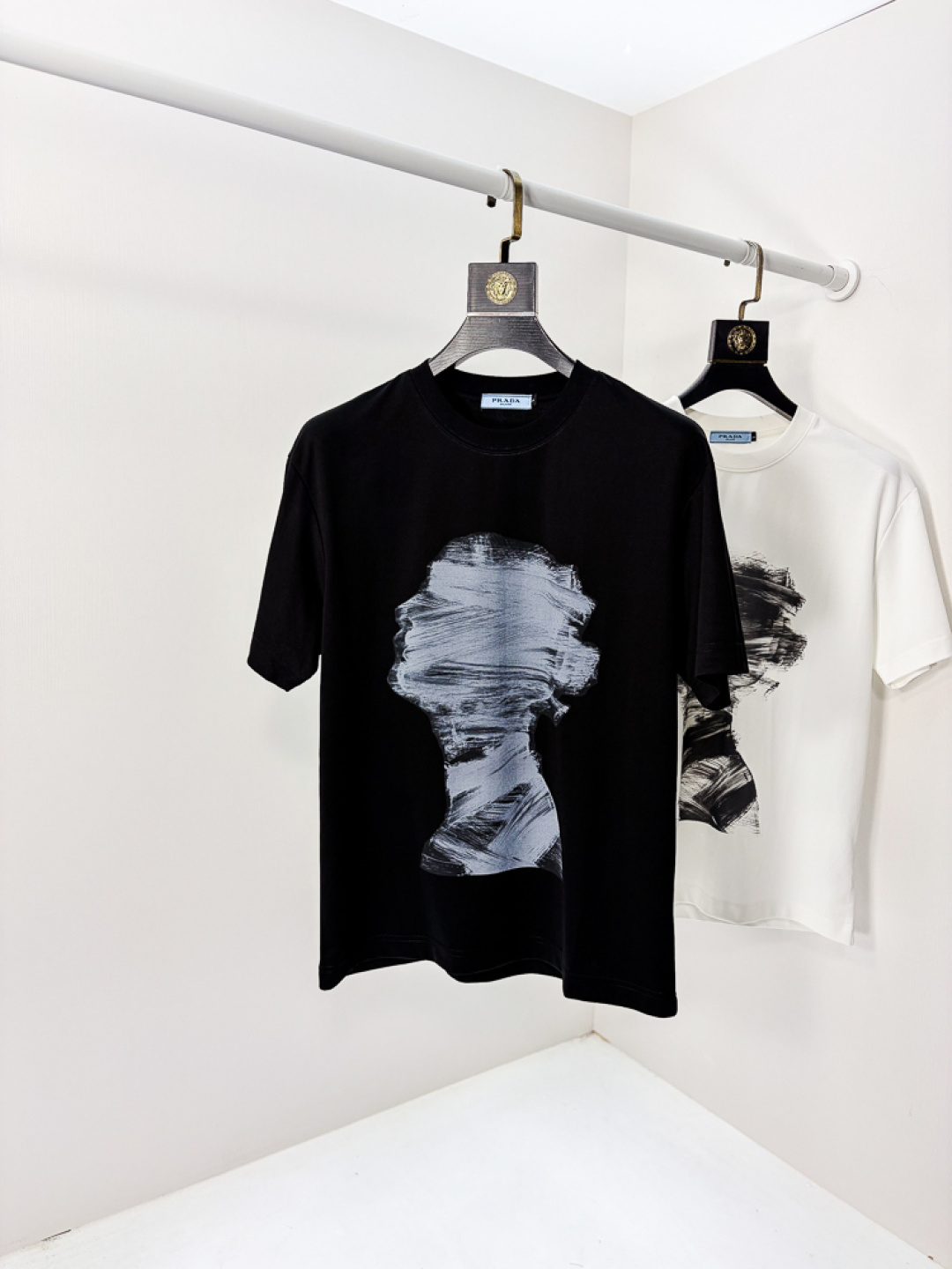 NO:735168,.Prada.2026 spring and summer new fashionable round neck short-sleeved advanced customization versatile style!  It is more practical and can be easily controlled by anyone. It is made of liquid ammonia cotton fabric and has a luxurious classic brand logo design. It is very classy and a must-buy for those who know the goods!  The tailoring is a slim fit, very delicate, shows off aura, and highlights the sophistication of men. This is unique. It has just the right fit and a great upper body effect. Size m-3XL m wears 175/130, prada, T-shirt,19860909.普拉达.2026春夏新品时尚圆领短袖高级定制百搭款式！更有实用感 任何人都可以轻松驾驭 采用液氨棉面料制作,奢华经典品牌logo设计,非常显档次懂货的必须入！版型剪裁属于修身款 非常精致,显气场,又会凸显男士的精致,这就是独到之处,恰到好处的修身,上身效果非常赞.尺码m-3XL m穿175/130,,prada,T-shirt,,Men's clothing