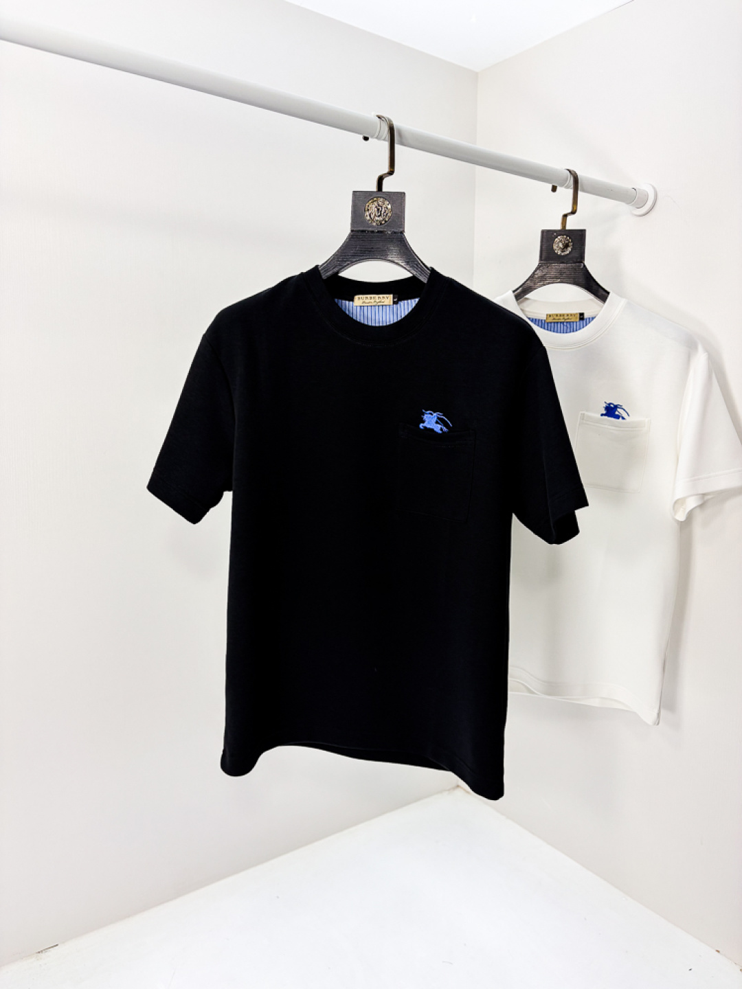 NO:735172,.Burberry. 2026 spring and summer new fashion round neck short-sleeved advanced customization versatile style!  It is more practical and can be easily controlled by anyone. It is made of liquid ammonia cotton fabric and has a luxurious classic brand logo design. It is very classy and a must-buy for those who know the goods!  The tailoring is a slim fit. It is very delicate, shows aura, and highlights the sophistication of men. This is unique. It is just right for slim fit and the upper body effect is very good. Size m-3XL m wears 175/130, burberry, T-shirt,19860909.巴宝莉.2026春夏新品时尚圆领短袖高级定制百搭款式！更有实用感 任何人都可以轻松驾驭 采用液氨棉面料制作,奢华经典品牌logo设计,非常显档次懂货的必须入！版型剪裁属于修身款 非常精致,显气场,又会凸显男士的精致,这就是独到之处,恰到好处的修身,上身效果非常赞.尺码m-3XL m穿175/130,,burberry,T-shirt,,Men's clothing