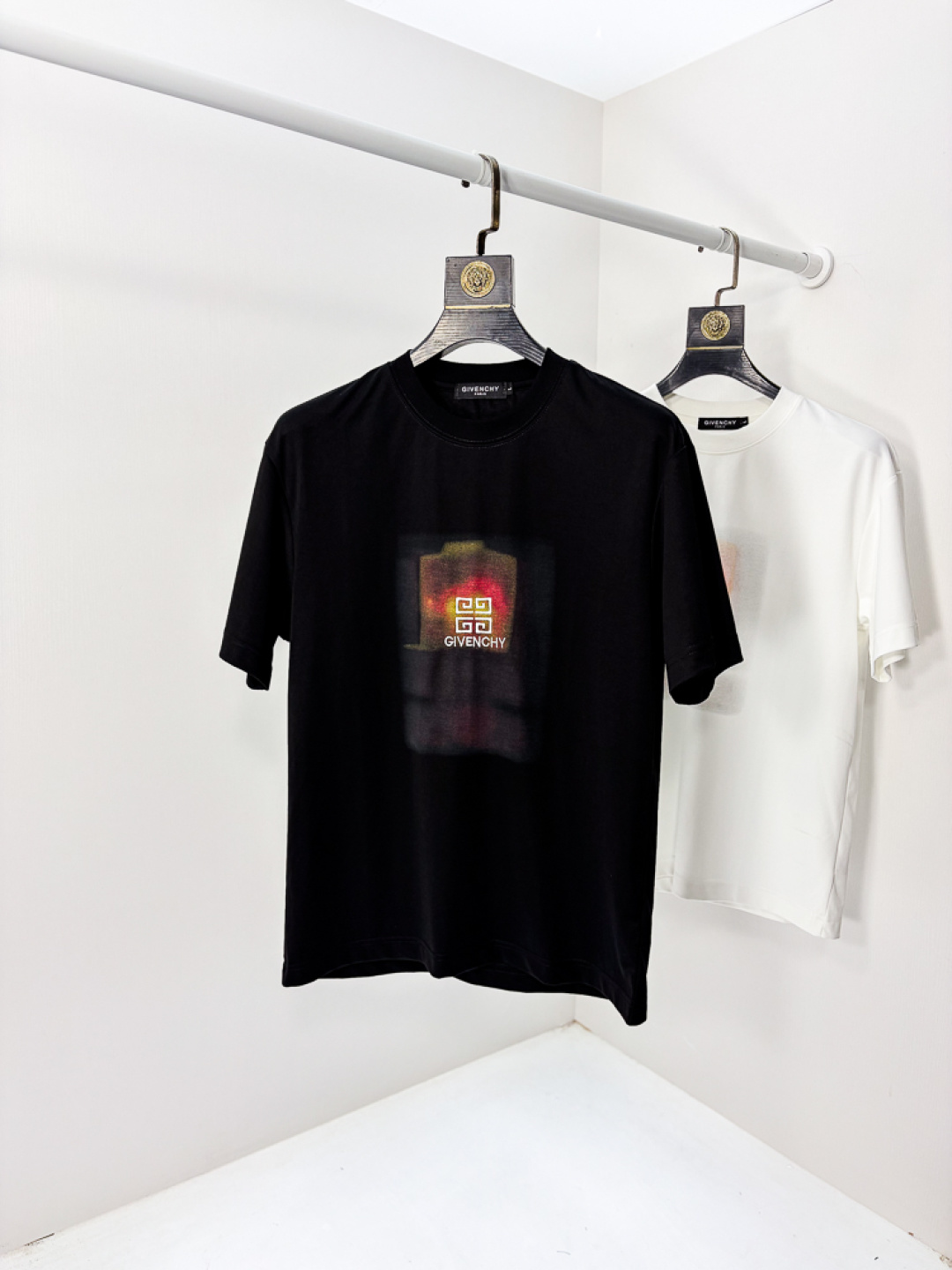 NO:735176,.Givenchy. 2026 spring and summer new fashionable round neck short-sleeved advanced customization versatile style!  It is more practical and can be easily controlled by anyone. It is made of liquid ammonia cotton fabric and has a luxurious classic brand logo design. It is very classy and a must-buy for those who know the goods!  The tailoring is a slim fit. It is very delicate, shows aura, and highlights the sophistication of men. This is unique. It is just right for slim fit and the upper body effect is very good. Size m-3XL m wears 175/130, givenchy, T-shirt,19860909.纪梵希.2026春夏新品时尚圆领短袖高级定制百搭款式！更有实用感 任何人都可以轻松驾驭 采用液氨棉面料制作,奢华经典品牌logo设计,非常显档次懂货的必须入！版型剪裁属于修身款 非常精致,显气场,又会凸显男士的精致,这就是独到之处,恰到好处的修身,上身效果非常赞.尺码m-3XL m穿175/130,,givenchy,T-shirt,,Men's clothing