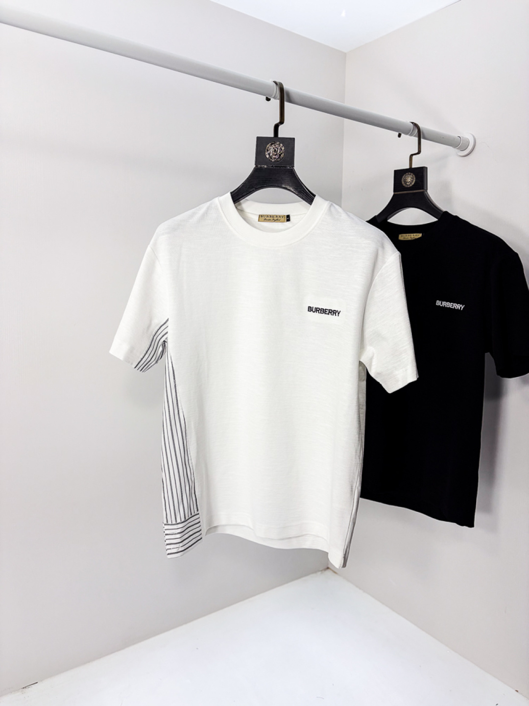 NO:735179,.Burberry..2026 spring and summer new fashion round neck short-sleeved advanced customization versatile style!  It is more practical and can be easily controlled by anyone. It is made of liquid ammonia cotton fabric and has a luxurious classic brand logo design. It is very classy and a must-buy for those who know the goods!  The tailoring is a slim fit. It is very delicate, shows aura, and highlights the sophistication of men. This is unique. It is just right for slim fit and the upper body effect is very good. Size m-3XL m wears 175/130, burberry, T-shirt,19860909.巴宝莉..2026春夏新品时尚圆领短袖高级定制百搭款式！更有实用感 任何人都可以轻松驾驭 采用液氨棉面料制作,奢华经典品牌logo设计,非常显档次懂货的必须入！版型剪裁属于修身款 非常精致,显气场,又会凸显男士的精致,这就是独到之处,恰到好处的修身,上身效果非常赞.尺码m-3XL m穿175/130,,burberry,T-shirt,,Men's clothing