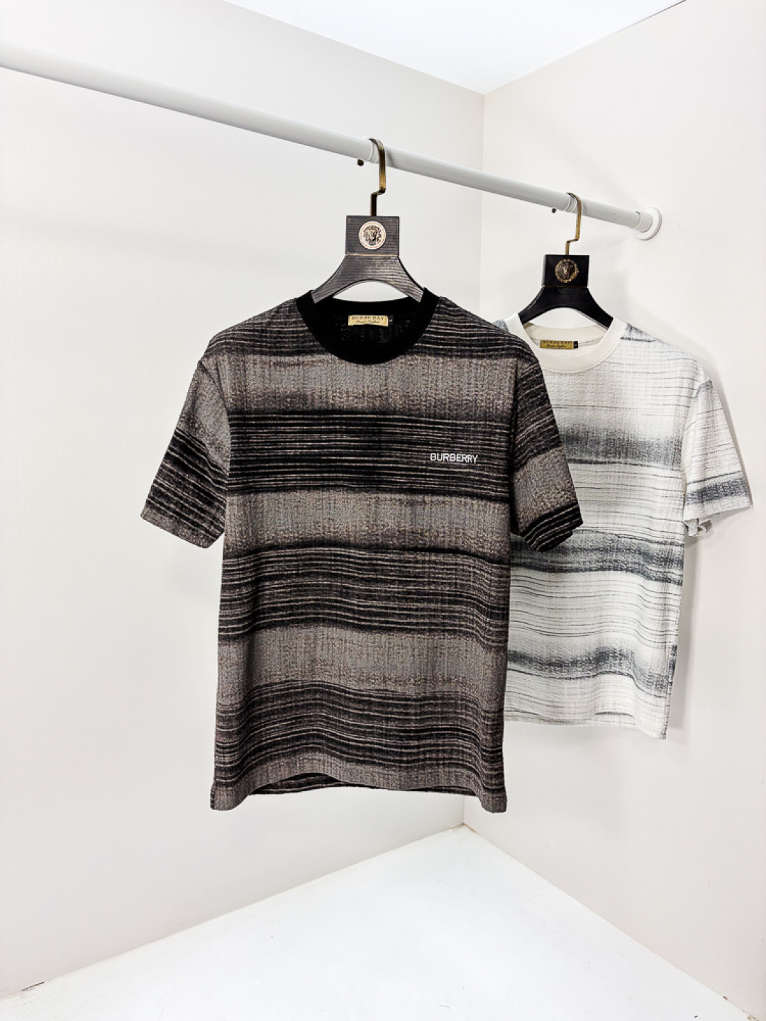 NO:735182,.Burberry. 2026 spring and summer new fashion round neck short-sleeved advanced customization versatile style!  It is more practical and can be easily controlled by anyone. It is made of liquid ammonia cotton fabric and has a luxurious classic brand logo design. It is very classy and a must-buy for those who know the goods!  The tailoring is a slim fit. It is very delicate, shows aura, and highlights the sophistication of men. This is unique. It is just right for slim fit and the upper body effect is very good. Size m-3XL m wears 175/130, burberry, T-shirt,19860909.巴宝莉.2026春夏新品时尚圆领短袖高级定制百搭款式！更有实用感 任何人都可以轻松驾驭 采用液氨棉面料制作,奢华经典品牌logo设计,非常显档次懂货的必须入！版型剪裁属于修身款 非常精致,显气场,又会凸显男士的精致,这就是独到之处,恰到好处的修身,上身效果非常赞.尺码m-3XL m穿175/130,,burberry,T-shirt,,Men's clothing