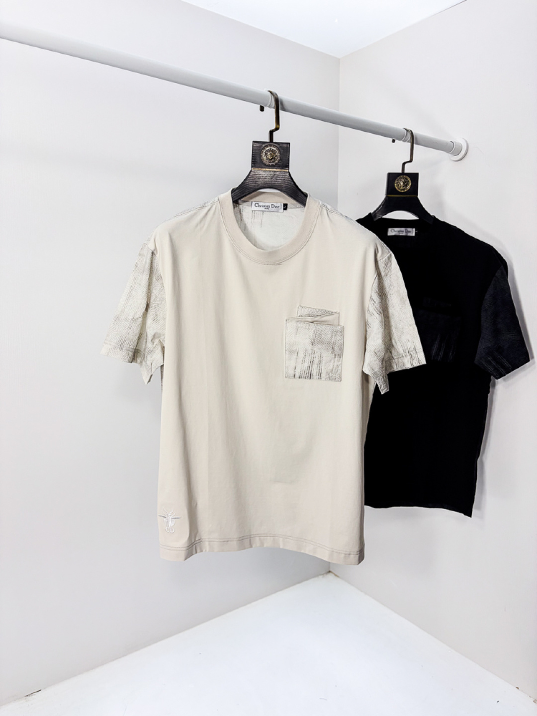 NO:735185,.Dior 2026 spring and summer new fashion round neck short-sleeved advanced customization versatile style!  It is more practical and can be easily controlled by anyone. It is made of liquid ammonia cotton fabric and has a luxurious classic brand logo design. It is very classy and a must-buy for those who know the goods!  The tailoring is a slim fit. It is very delicate, shows aura, and highlights the sophistication of men. This is unique. It is just right for slim fit and the upper body effect is very good. Size m-3XL m wears 175/130, dior, T-shirt,19860909.Dior 2026春夏新品时尚圆领短袖高级定制百搭款式！更有实用感 任何人都可以轻松驾驭 采用液氨棉面料制作,奢华经典品牌logo设计,非常显档次懂货的必须入！版型剪裁属于修身款 非常精致,显气场,又会凸显男士的精致,这就是独到之处,恰到好处的修身,上身效果非常赞.尺码m-3XL m穿175/130,,dior,T-shirt,,Men's clothing