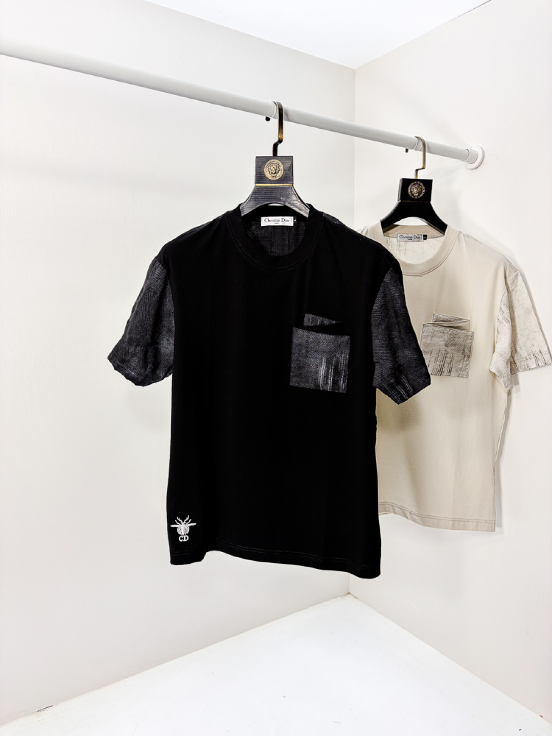 NO:735188,.Dior.2026 new spring and summer fashionable round neck short-sleeved advanced customization versatile style!  It is more practical and can be easily controlled by anyone. It is made of liquid ammonia cotton fabric and has a luxurious classic brand logo design. It is very classy and a must-buy for those who know the goods!  The tailoring is a slim fit. It is very delicate, shows aura, and highlights the sophistication of men. This is unique. It is just right for slim fit and the upper body effect is very good. Size m-3XL m wears 175/130, dior, T-shirt,19860909.Dior.2026春夏新品时尚圆领短袖高级定制百搭款式！更有实用感 任何人都可以轻松驾驭 采用液氨棉面料制作,奢华经典品牌logo设计,非常显档次懂货的必须入！版型剪裁属于修身款 非常精致,显气场,又会凸显男士的精致,这就是独到之处,恰到好处的修身,上身效果非常赞.尺码m-3XL m穿175/130,,dior,T-shirt,,Men's clothing