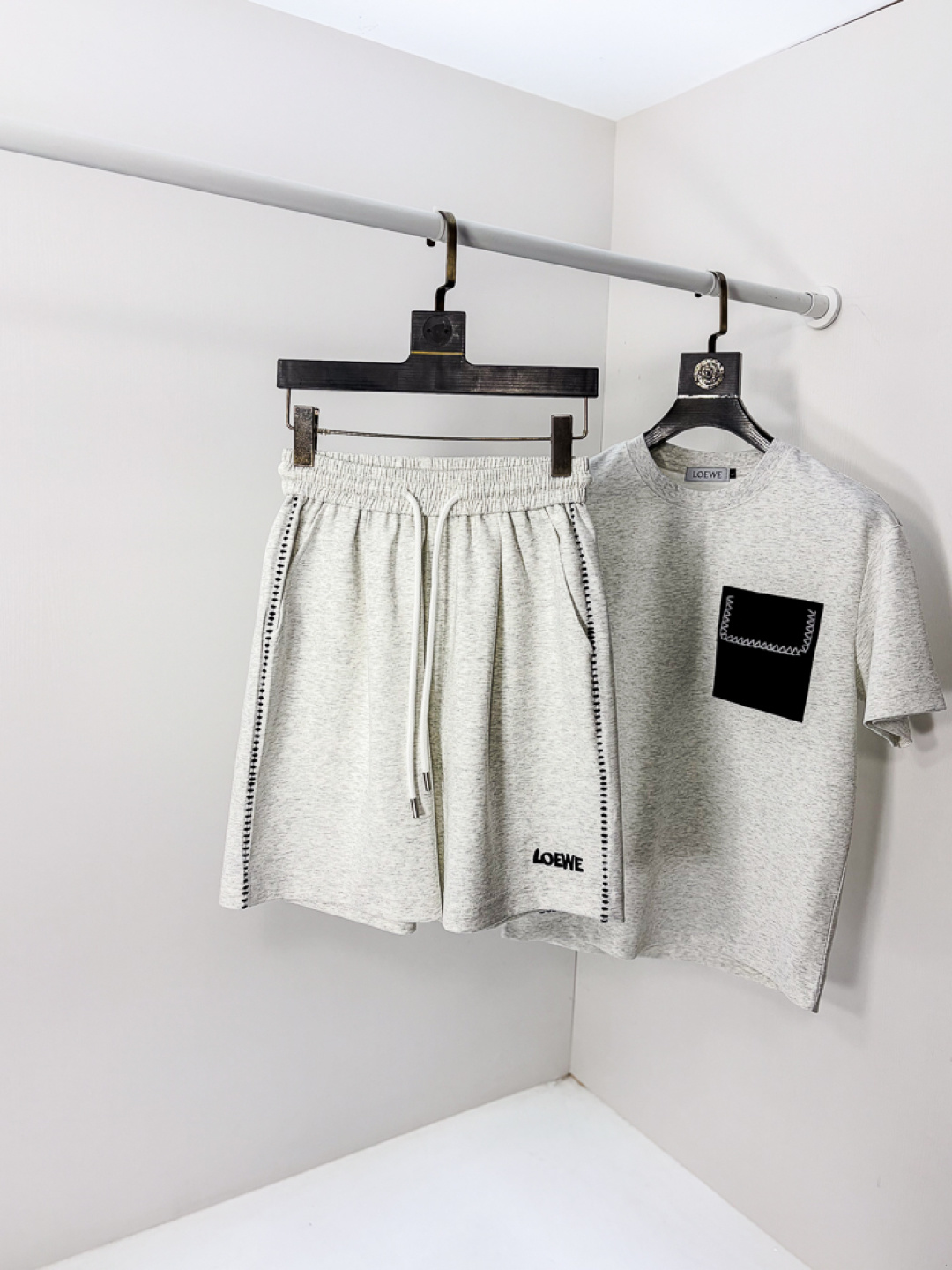 NO:735192,Luo Yiwei. 2026 spring and summer new fashion round neck short-sleeved suit. Advanced customization and versatile style!  It is more practical and can be easily controlled by anyone. It is made of liquid ammonia cotton fabric and has a luxurious classic brand logo design. It is very classy and a must-buy for those who know the goods!  The tailoring is a slim fit. It is very delicate, shows aura, and highlights the sophistication of men. This is unique. It is just right for slim fit and the upper body effect is very good. Size m-3XL m wears 175/130, loewe, T-shirt,19860909罗意威.2026春夏新品时尚圆领短袖套装.高级定制百搭款式！更有实用感 任何人都可以轻松驾驭 采用液氨棉面料制作,奢华经典品牌logo设计,非常显档次懂货的必须入！版型剪裁属于修身款 非常精致,显气场,又会凸显男士的精致,这就是独到之处,恰到好处的修身,上身效果非常赞.尺码m-3XL m穿175/130,,loewe,T-shirt,,Men's clothing