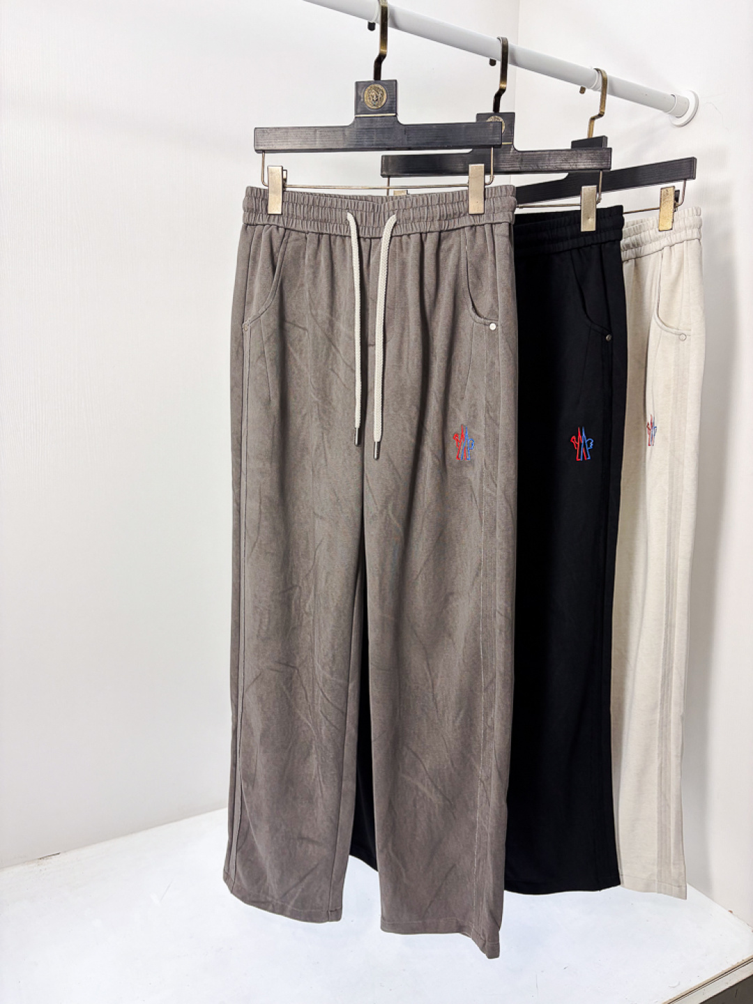 NO:773571,. Meng Mouth. New products in the 2026 spring and summer counters are on the market at the same time. High-quality fashionable casual pants made from original orders. Super versatile. Exclusively customized fabrics, soft and delicate feel, comfortable next to the body, and super stylish on the upper body! The latest hardware accessories from the original custom shop. Super beautiful shape, long upper body and slender legs. The lining and wiring are impeccable. It can be attended to any occasion. Once again, the fabric is very, very classy! Size 29-36,,Moncler,19860909.蒙口.26年春夏专柜新品同步上市.原单订制高品质时尚休闲裤.超级百搭款.独家定制面料,手感细腻柔软,贴身舒适,上身超有型！原版定制专柜最新五金辅料.超靓版型、上身显腿修长,內里,走线都无可挑剔,任何场合都可出席,再次强调面料非常非常显档次！码数29-36,,Moncler,,Men's clothing