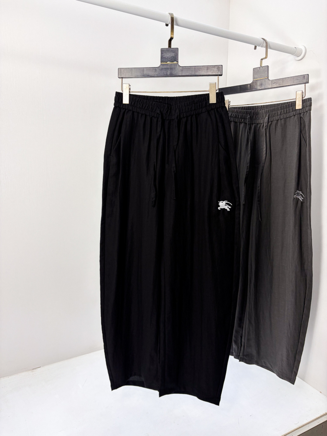 NO:773574,.Burberry. 2026 spring and summer new counter products are launched simultaneously. High-quality fashionable casual pants made from original orders. Super versatile. Exclusively customized fabrics, soft and delicate feel, comfortable to the body, and super stylish on the upper body! The latest hardware accessories from the original custom shop. Super beautiful shape, long upper body and slender legs. The lining and wiring are impeccable. It can be attended to any occasion. Once again, the fabric is very, very classy! Code number 29-36,,burberry,19860909.巴宝莉.26年春夏专柜新品同步上市.原单订制高品质时尚休闲裤.超级百搭款.独家定制面料,手感细腻柔软,贴身舒适,上身超有型！原版定制专柜最新五金辅料.超靓版型、上身显腿修长,內里,走线都无可挑剔,任何场合都可出席,再次强调面料非常非常显档次！码数29-36,,burberry,,Men's clothing