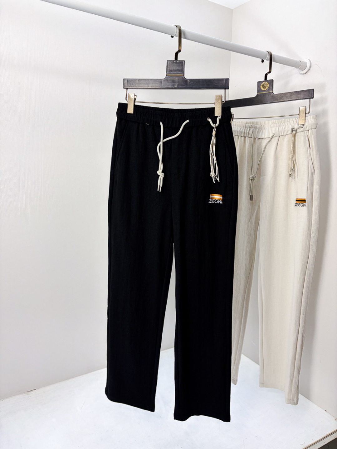 NO:773577,. Zegna. 2026 spring and summer counter new products are launched simultaneously. High-quality fashionable casual pants made from original orders. Super versatile. Exclusively customized fabrics, soft and delicate feel, comfortable to the body, and super stylish on the upper body! The latest hardware accessories from the original custom shop. Super beautiful shape, long upper body and slender legs. The lining and wiring are impeccable. It can be attended to any occasion. Once again, the fabric is very, very classy! Code number 29-36,,zegna,19860909.杰尼亚.26年春夏专柜新品同步上市.原单订制高品质时尚休闲裤.超级百搭款.独家定制面料,手感细腻柔软,贴身舒适,上身超有型！原版定制专柜最新五金辅料.超靓版型、上身显腿修长,內里,走线都无可挑剔,任何场合都可出席,再次强调面料非常非常显档次！码数29-36,,zegna,,Men's clothing