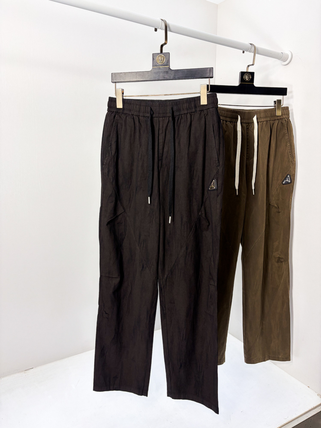 NO:773580,.Prada. 2026 spring and summer new counter products are on the market at the same time. High-quality fashionable casual pants made from original orders. Super versatile. Exclusively customized fabrics, soft and delicate feel, comfortable next to the body, and super stylish on the upper body! The latest hardware accessories from the original custom shop. Super beautiful shape, long upper body and slender legs. The lining and wiring are impeccable. It can be attended to any occasion. Once again, the fabric is very, very classy! Code number 29-36,,prada,19860909.普拉达.26年春夏专柜新品同步上市.原单订制高品质时尚休闲裤.超级百搭款.独家定制面料,手感细腻柔软,贴身舒适,上身超有型！原版定制专柜最新五金辅料.超靓版型、上身显腿修长,內里,走线都无可挑剔,任何场合都可出席,再次强调面料非常非常显档次！码数29-36,,prada,,Men's clothing