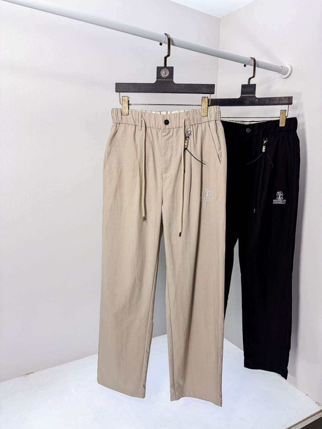 NO:773581,.BC. New products in the spring and summer counters of 2026 are on the market simultaneously. High-quality fashionable casual pants made from original orders. Super versatile. Exclusively customized fabrics, with a delicate and soft feel, comfortable close-fitting, and a super stylish upper body! The latest hardware accessories from the original custom shop. Super beautiful shape, long upper body and slender legs. The lining and wiring are impeccable. It can be attended to any occasion. Once again, the fabric is very, very classy! Code number 29-36,,19860909.BC.26年春夏专柜新品同步上市.原单订制高品质时尚休闲裤.超级百搭款.独家定制面料,手感细腻柔软,贴身舒适,上身超有型！原版定制专柜最新五金辅料.超靓版型、上身显腿修长,內里,走线都无可挑剔,任何场合都可出席,再次强调面料非常非常显档次！码数29-36,,,Men's clothing