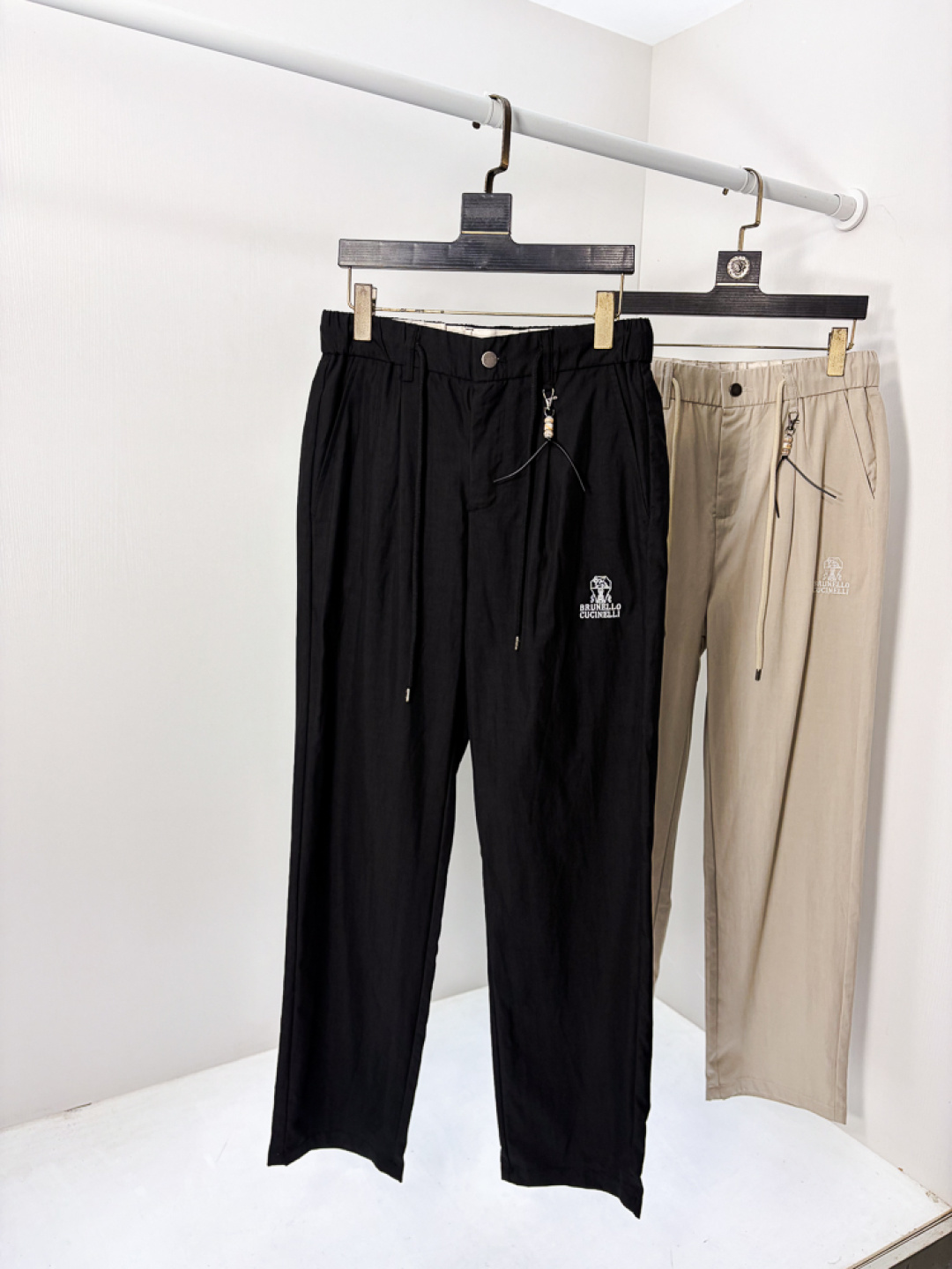 NO:773583,.Bc. 2026 spring and summer new counter products are on the market at the same time. High-quality fashionable casual pants made from original orders. Super versatile. Exclusively customized fabrics, delicate and soft to the touch, comfortable to the body, and super stylish on the upper body! The latest hardware accessories from the original custom shop. Super beautiful shape, long upper body and slender legs. The lining and wiring are impeccable. It can be attended to any occasion. Once again, the fabric is very, very classy! Code number 29-36,,19860909.Bc.26年春夏专柜新品同步上市.原单订制高品质时尚休闲裤.超级百搭款.独家定制面料,手感细腻柔软,贴身舒适,上身超有型！原版定制专柜最新五金辅料.超靓版型、上身显腿修长,內里,走线都无可挑剔,任何场合都可出席,再次强调面料非常非常显档次！码数29-36,,,Men's clothing