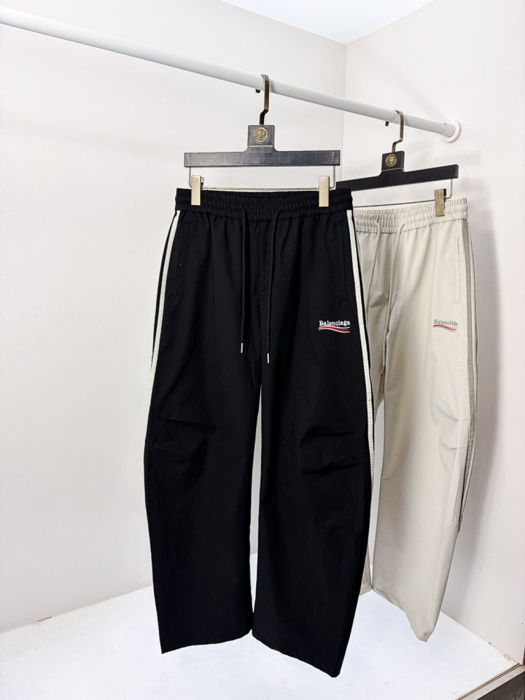 NO:773585,. Balenciaga. 2026 spring and summer new counter products are launched simultaneously. Original order-made high-quality fashionable casual pants. Super versatile. Exclusively customized fabrics, soft and delicate feel, comfortable next to the body, and super stylish on the upper body! The latest hardware accessories from the original custom shop. Super beautiful shape, long upper body and slender legs. The lining and wiring are impeccable. It can be attended to any occasion. Once again, the fabric is very, very classy! Code number 29-36,,balenciaga,19860909.巴黎世家.26年春夏专柜新品同步上市.原单订制高品质时尚休闲裤.超级百搭款.独家定制面料,手感细腻柔软,贴身舒适,上身超有型！原版定制专柜最新五金辅料.超靓版型、上身显腿修长,內里,走线都无可挑剔,任何场合都可出席,再次强调面料非常非常显档次！码数29-36,,balenciaga,,Men's clothing