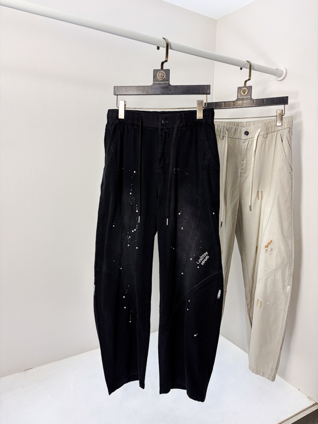 NO:773587,.Lv.26 new spring and summer counter products are on the market at the same time. Original order high-quality fashionable casual jeans. Super versatile. Exclusively customized fabrics, soft and delicate feel, comfortable next to the body, and super stylish on the upper body! The latest hardware accessories from the original custom shop. Super beautiful shape, long upper body and slender legs. The lining and wiring are impeccable. It can be attended to any occasion. Once again, the fabric is very, very classy! Code number 29-36,,louis vuitton,jeans,19860909.Lv.26年春夏专柜新品同步上市.原单订制高品质时尚休闲牛仔裤.超级百搭款.独家定制面料,手感细腻柔软,贴身舒适,上身超有型！原版定制专柜最新五金辅料.超靓版型、上身显腿修长,內里,走线都无可挑剔,任何场合都可出席,再次强调面料非常非常显档次！码数29-36,,louis vuitton,jeans,,Men's clothing