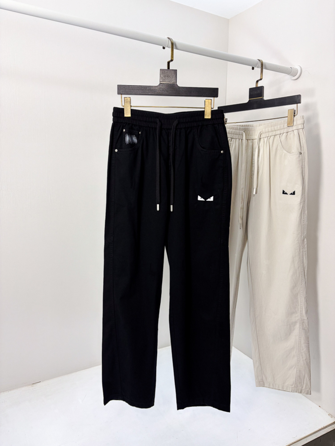 NO:773589,. Fendi. 2026 spring and summer new counter products are on the market simultaneously. Original order high-quality fashionable casual jeans. Super versatile. Exclusively customized fabrics, soft and delicate feel, comfortable next to the body, and super stylish on the upper body! The latest hardware accessories from the original custom shop. Super beautiful shape, long upper body and slender legs. The lining and wiring are impeccable. It can be attended to any occasion. Once again, the fabric is very, very classy! Code number 29-36,,fendi,jeans,19860909.芬迪.26年春夏专柜新品同步上市.原单订制高品质时尚休闲牛仔裤.超级百搭款.独家定制面料,手感细腻柔软,贴身舒适,上身超有型！原版定制专柜最新五金辅料.超靓版型、上身显腿修长,內里,走线都无可挑剔,任何场合都可出席,再次强调面料非常非常显档次！码数29-36,,fendi,jeans,,Men's clothing