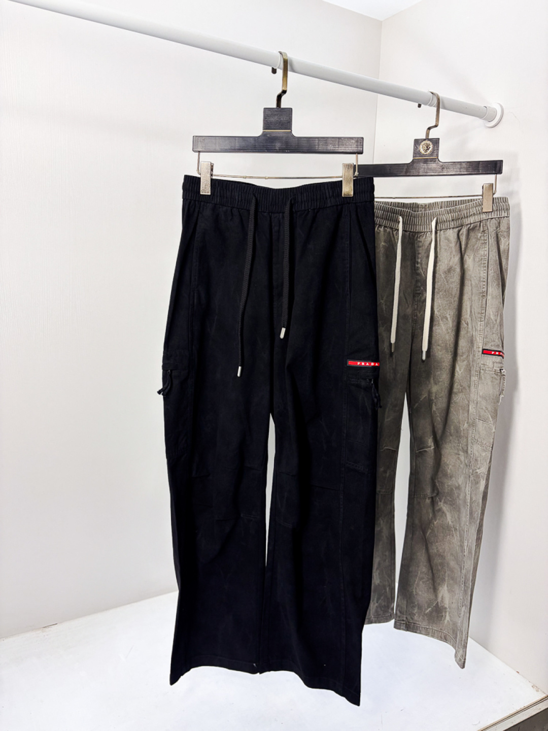 NO:773591,.Prada. 2026 spring and summer new counter products are launched at the same time. Original order high-quality fashionable casual jeans. Super versatile. Exclusively customized fabrics, soft and delicate feel, comfortable next to the body, and super stylish on the upper body! The latest hardware accessories from the original custom shop. Super beautiful shape, long upper body and slender legs. The lining and wiring are impeccable. It can be attended to any occasion. Once again, the fabric is very, very classy! Code number 29-36,,prada,jeans,19860909.普拉达.26年春夏专柜新品同步上市.原单订制高品质时尚休闲牛仔裤.超级百搭款.独家定制面料,手感细腻柔软,贴身舒适,上身超有型！原版定制专柜最新五金辅料.超靓版型、上身显腿修长,內里,走线都无可挑剔,任何场合都可出席,再次强调面料非常非常显档次！码数29-36,,prada,jeans,,Men's clothing