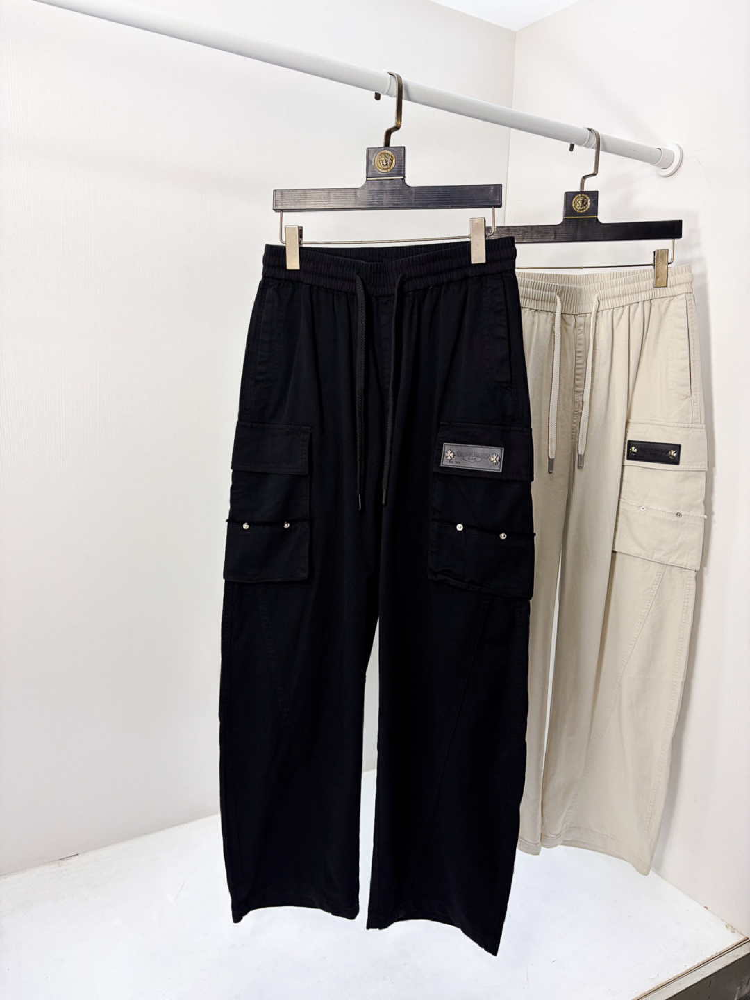 NO:773593,.Croxin. New products in the 2026 spring and summer counters are on the market at the same time. High-quality fashionable casual jeans made from original orders. Super versatile. Exclusively customized fabrics, with a delicate and soft feel, comfortable close-fitting, and a super stylish upper body! The latest hardware accessories from the original custom shop. Super beautiful shape, long upper body and slender legs. The lining and wiring are impeccable. It can be attended to any occasion. Once again, the fabric is very, very classy! Code number 29-36,,chrome hearts,jeans,19860909.克罗心.26年春夏专柜新品同步上市.原单订制高品质时尚休闲牛仔裤.超级百搭款.独家定制面料,手感细腻柔软,贴身舒适,上身超有型！原版定制专柜最新五金辅料.超靓版型、上身显腿修长,內里,走线都无可挑剔,任何场合都可出席,再次强调面料非常非常显档次！码数29-36,,chrome hearts,jeans,,Men's clothing