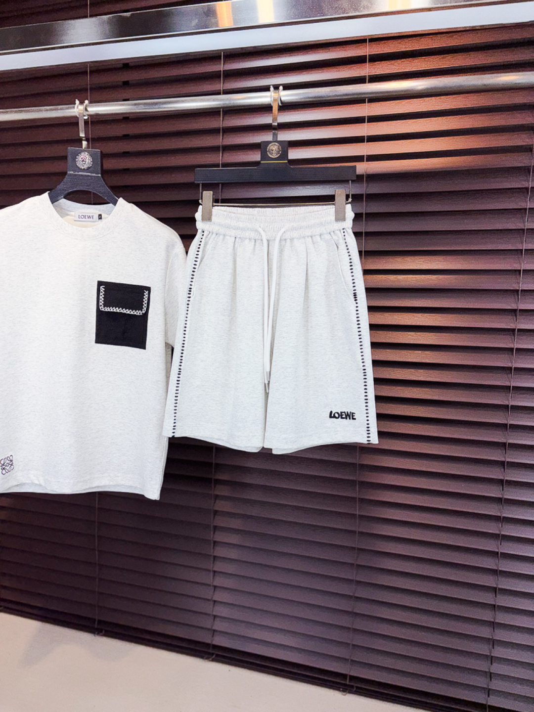 NO:745551,.Luo Yiwei. 2026 spring and summer new fashion round neck short-sleeved suit. Advanced customization and versatile style!  It is more practical and can be easily controlled by anyone. It is made of liquid ammonia cotton fabric and has a luxurious classic brand logo design. It is very classy and a must-buy for those who know the goods!  The tailoring is a slim fit. It is very delicate, shows aura, and highlights the sophistication of men. This is unique. It is just right for slim fit and the upper body effect is very good. Size m-3XL m wears 175/130, loewe, T-shirt,19860909.罗意威.2026春夏新品时尚圆领短袖套装.高级定制百搭款式！更有实用感 任何人都可以轻松驾驭 采用液氨棉面料制作,奢华经典品牌logo设计,非常显档次懂货的必须入！版型剪裁属于修身款 非常精致,显气场,又会凸显男士的精致,这就是独到之处,恰到好处的修身,上身效果非常赞.尺码m-3XL m穿175/130,,loewe,T-shirt,,Men's clothing