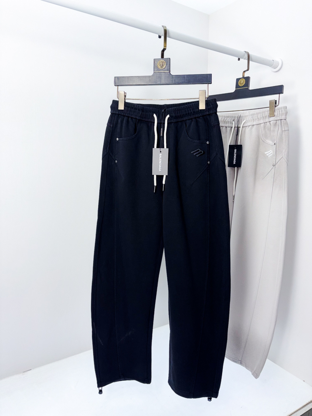 NO:745609,. Balenciaga. 26 spring and summer new counter products are on the market simultaneously. High-quality fashionable casual pants made from original orders. Super versatile. Exclusively customized fabrics, delicate and soft to the touch, comfortable next to the body, and super stylish on the upper body! b. The latest hardware accessories from the original customized counter. Super beautiful shape, the upper body shows slender legs, and the lining and wiring are impeccable. It can be attended to any occasion. Once again, the fabric is very, very high-end! Size m-3xL.m wears 28.29,,balenciaga,19860909.巴黎世家.26春夏专柜新品同步上市.原单订制高品质时尚休闲裤.超级百搭款.独家定制面料,手感细腻柔软,贴身舒适,上身超有型！b原版定制专柜最新五金辅料.超靓版型、上身显腿修长,內里,走线都无可挑剔,任何场合都可出席,再次强调面料非常非常显档次！码数m-3xL.m穿28.29,,balenciaga,,Men's clothing