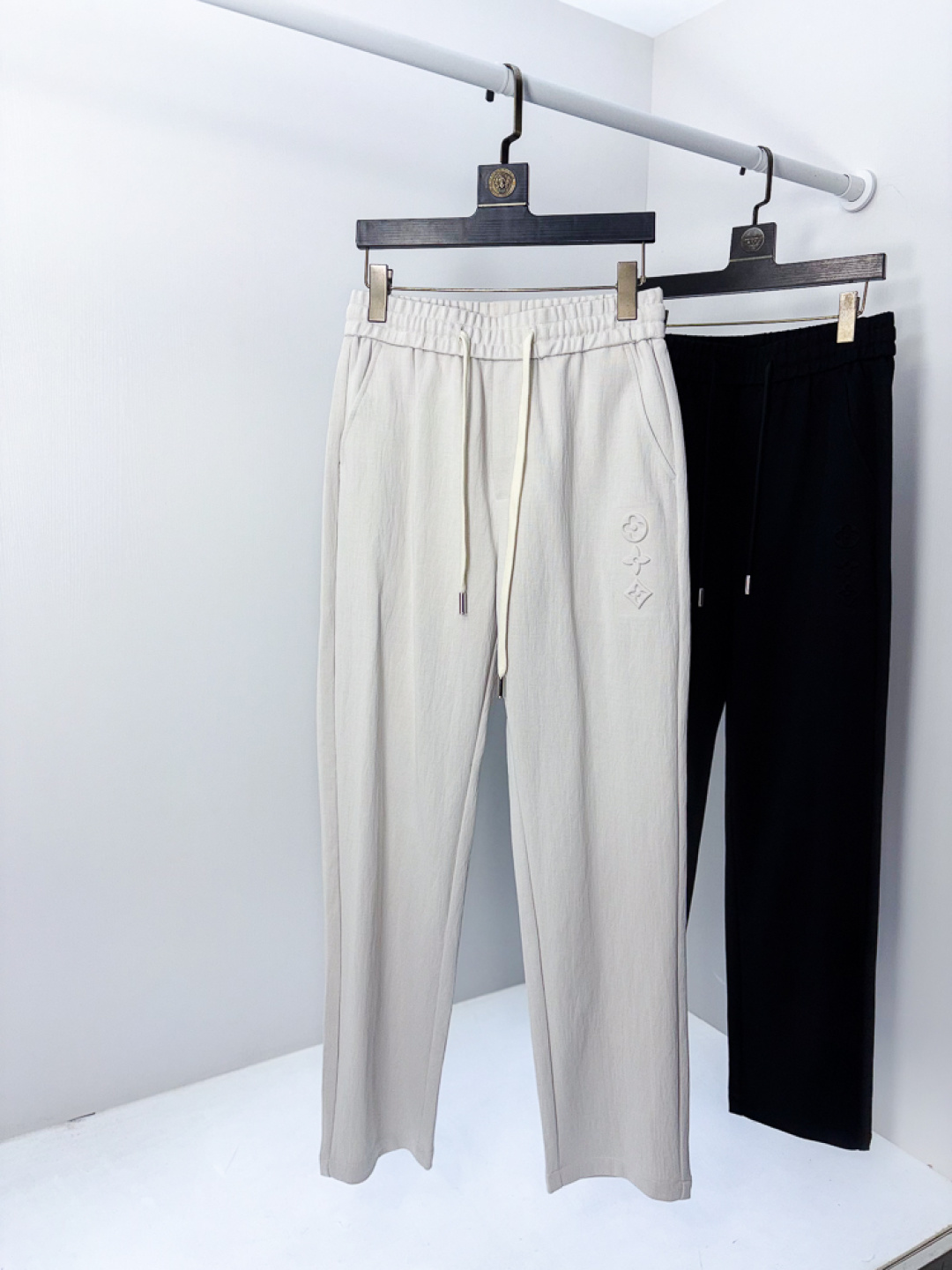 NO:745613,.Lv.26 new spring and summer counter products are on the market at the same time. High-quality fashionable casual pants made from original orders. Super versatile. Exclusively customized fabrics, delicate and soft to the touch, comfortable next to the body, and super stylish on the upper body! b. The latest hardware accessories from the original customized counter. Super beautiful shape, the upper body shows slender legs, and the lining and wiring are impeccable. It can be attended to any occasion. Once again, the fabric is very, very high-end! Size m-3xL.m wears 28.29,,louis vuitton,19860909.Lv.26春夏专柜新品同步上市.原单订制高品质时尚休闲裤.超级百搭款.独家定制面料,手感细腻柔软,贴身舒适,上身超有型！b原版定制专柜最新五金辅料.超靓版型、上身显腿修长,內里,走线都无可挑剔,任何场合都可出席,再次强调面料非常非常显档次！码数m-3xL.m穿28.29,,louis vuitton,,Men's clothing
