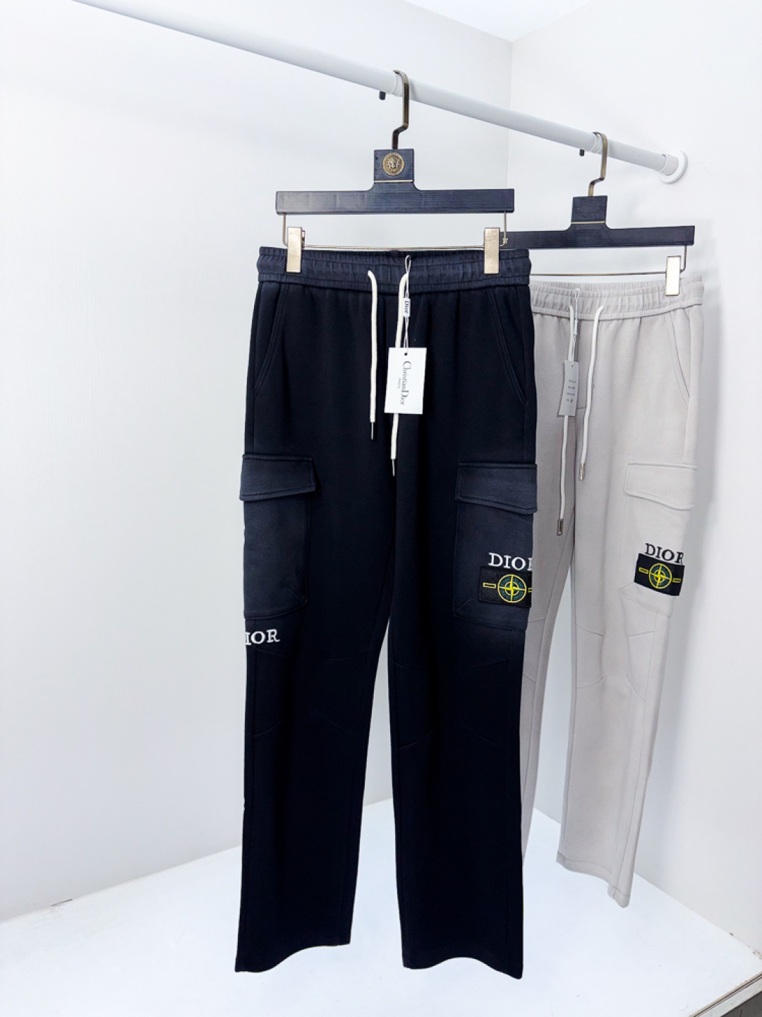 NO:745617,.Dior.26 new spring and summer counter products are on the market at the same time. High-quality fashionable casual pants made from original orders. Super versatile. Exclusively customized fabrics, soft and delicate feel, comfortable to the body, and super stylish on the upper body! b. The latest hardware accessories from the original customized counter. Super beautiful shape, the upper body shows slender legs, and the lining and wiring are impeccable. It can be attended to any occasion. Once again, the fabric is very, very high-end! Size m-3xL.m wears 28.29,,dior,19860909.Dior.26春夏专柜新品同步上市.原单订制高品质时尚休闲裤.超级百搭款.独家定制面料,手感细腻柔软,贴身舒适,上身超有型！b原版定制专柜最新五金辅料.超靓版型、上身显腿修长,內里,走线都无可挑剔,任何场合都可出席,再次强调面料非常非常显档次！码数m-3xL.m穿28.29,,dior,,Men's clothing