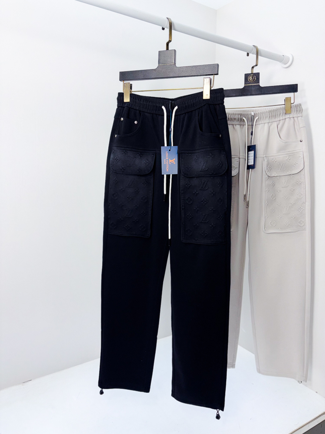 NO:745587,.Lv.26 new spring and summer counter products are on the market at the same time. High-quality fashionable casual pants made from original orders. Super versatile. Exclusively customized fabrics, delicate and soft to the touch, comfortable next to the body, and super stylish on the upper body! b. The latest hardware accessories from the original customized counter. Super beautiful shape, the upper body shows slender legs, and the lining and wiring are impeccable. It can be attended to any occasion. Once again, the fabric is very, very high-end! Size m-3xL.m wears 28.29,,louis vuitton,19860909.Lv.26春夏专柜新品同步上市.原单订制高品质时尚休闲裤.超级百搭款.独家定制面料,手感细腻柔软,贴身舒适,上身超有型！b原版定制专柜最新五金辅料.超靓版型、上身显腿修长,內里,走线都无可挑剔,任何场合都可出席,再次强调面料非常非常显档次！码数m-3xL.m穿28.29,,louis vuitton,,Men's clothing