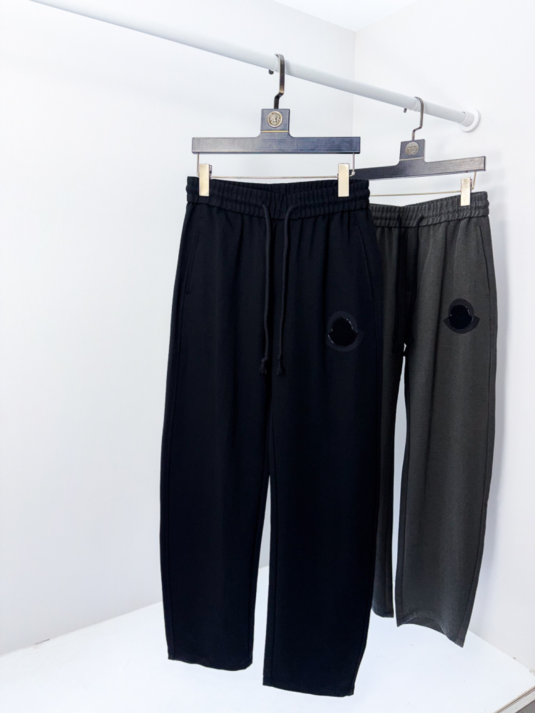 NO:745590,.Meng Mouth. 26 spring and summer new counter products are on the market at the same time. High-quality fashionable casual pants made from original orders. Super versatile. Exclusively customized fabrics, soft and delicate feel, comfortable to the body, and super stylish on the upper body! b. The latest hardware accessories from the original customized counter. Super beautiful shape, the upper body shows slender legs, and the lining and wiring are impeccable. It can be attended to any occasion. Once again, the fabric is very, very high-end! Size m-3xL.m wears 28.29,,Moncler,19860909.蒙口.26春夏专柜新品同步上市.原单订制高品质时尚休闲裤.超级百搭款.独家定制面料,手感细腻柔软,贴身舒适,上身超有型！b原版定制专柜最新五金辅料.超靓版型、上身显腿修长,內里,走线都无可挑剔,任何场合都可出席,再次强调面料非常非常显档次！码数m-3xL.m穿28.29,,Moncler,,Men's clothing