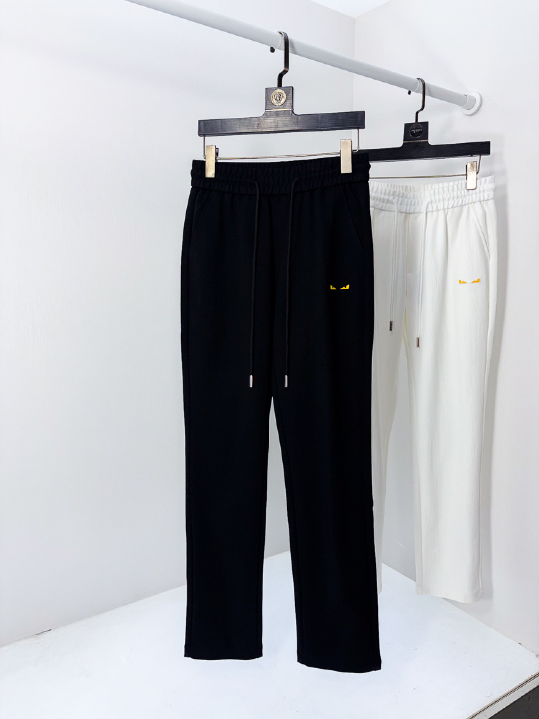 NO:745593,.New products from Fendi's 26 spring and summer counters are on the market at the same time. High-quality fashionable casual pants made from original orders. Super versatile. Exclusively customized fabrics, with a delicate and soft feel, comfortable close-fitting, and a super stylish upper body! b. The latest hardware accessories from the original customized counter. Super beautiful shape, the upper body shows slender legs, and the lining and wiring are impeccable. It can be attended to any occasion. Once again, the fabric is very, very high-end! Size m-3xL.m wears 28.29,,fendi,19860909.芬迪.26春夏专柜新品同步上市.原单订制高品质时尚休闲裤.超级百搭款.独家定制面料,手感细腻柔软,贴身舒适,上身超有型！b原版定制专柜最新五金辅料.超靓版型、上身显腿修长,內里,走线都无可挑剔,任何场合都可出席,再次强调面料非常非常显档次！码数m-3xL.m穿28.29,,fendi,,Men's clothing