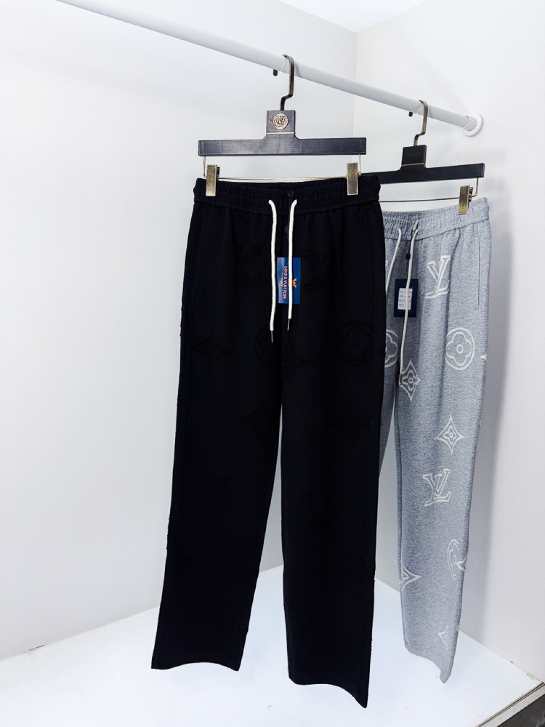 NO:745596,.Lv.26 new spring and summer counter products are on the market at the same time. High-quality fashionable casual pants made from original orders. Super versatile. Exclusively customized fabrics, delicate and soft to the touch, comfortable next to the body, and super stylish on the upper body! b. The latest hardware accessories from the original customized counter. Super beautiful shape, the upper body shows slender legs, and the lining and wiring are impeccable. It can be attended to any occasion. Once again, the fabric is very, very high-end! Size m-3xL.m wears 28.29,,louis vuitton,19860909.Lv.26春夏专柜新品同步上市.原单订制高品质时尚休闲裤.超级百搭款.独家定制面料,手感细腻柔软,贴身舒适,上身超有型！b原版定制专柜最新五金辅料.超靓版型、上身显腿修长,內里,走线都无可挑剔,任何场合都可出席,再次强调面料非常非常显档次！码数m-3xL.m穿28.29,,louis vuitton,,Men's clothing