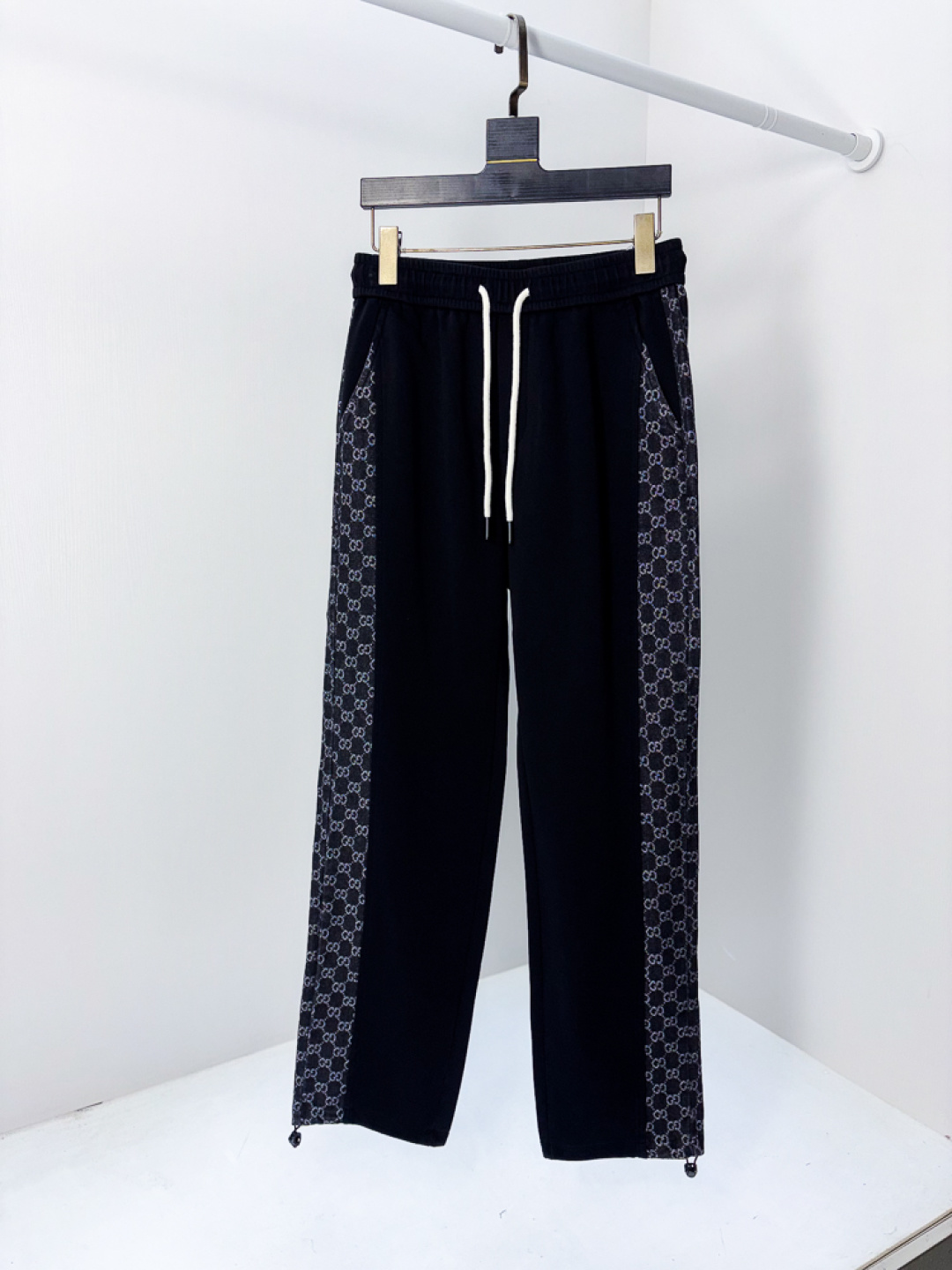 NO:745599,.Gucci.26 new spring and summer counter products are on the market at the same time. High-quality fashionable casual pants made from original orders. Super versatile. Exclusively customized fabrics, soft and delicate feel, comfortable to the body, and super stylish on the upper body! b. The latest hardware accessories from the original customized counter. Super beautiful shape, the upper body shows slender legs, and the lining and wiring are impeccable. It can be attended to any occasion. Once again, the fabric is very, very high-end! Size m-3xL.m wears 28.29,,gucci,19860909.Gucci.26春夏专柜新品同步上市.原单订制高品质时尚休闲裤.超级百搭款.独家定制面料,手感细腻柔软,贴身舒适,上身超有型！b原版定制专柜最新五金辅料.超靓版型、上身显腿修长,內里,走线都无可挑剔,任何场合都可出席,再次强调面料非常非常显档次！码数m-3xL.m穿28.29,,gucci,,Men's clothing