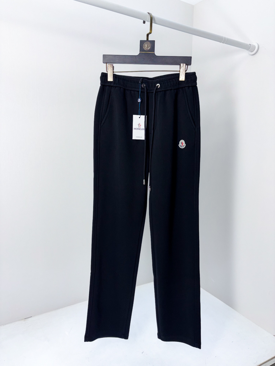 NO:745602,.Meng Mouth. 26 spring and summer new counter products are on the market at the same time. High-quality fashionable casual pants made from original orders. Super versatile. Exclusively customized fabrics, soft and delicate feel, comfortable to the body, and super stylish on the upper body! b. The latest hardware accessories from the original customized counter. Super beautiful shape, the upper body shows slender legs, and the lining and wiring are impeccable. It can be attended to any occasion. Once again, the fabric is very, very high-end! Size m-3xL.m wears 28.29,,Moncler,19860909.蒙口.26春夏专柜新品同步上市.原单订制高品质时尚休闲裤.超级百搭款.独家定制面料,手感细腻柔软,贴身舒适,上身超有型！b原版定制专柜最新五金辅料.超靓版型、上身显腿修长,內里,走线都无可挑剔,任何场合都可出席,再次强调面料非常非常显档次！码数m-3xL.m穿28.29,,Moncler,,Men's clothing