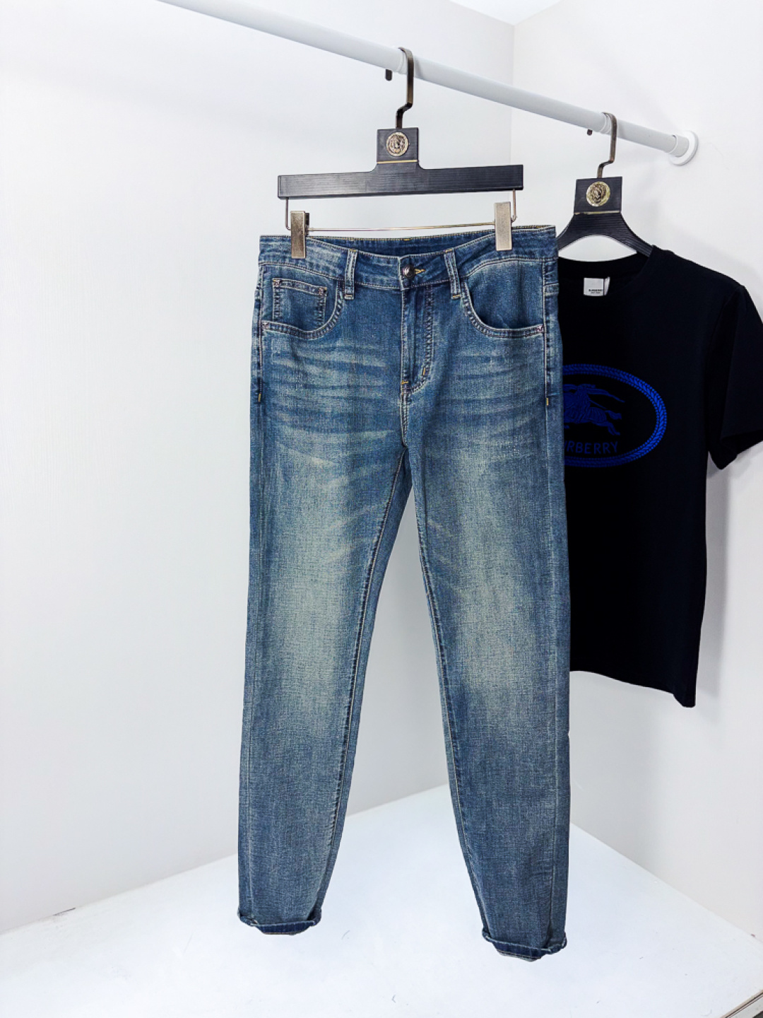 NO:745606,.Versace. 2026 spring and summer high fashion sense, super soft denim fabric, light-colored washed jeans. The fabric is very special, ultra-fine fine imitation cotton yarn blend, super soft and comfortable. It has the casual and casual feeling of denim, but also has a sense of relaxation and fashion. The cloth surface is refreshing, slightly elastic, super soft and can be worn for a long time. The whole pair of pants is made of traditional hand-rubbing technology, and is washed with natural stone and light fermentation. The details are exquisite.  Size 29-38,,versace,jeans,19860909.范思哲.2026春夏高级时装感,超柔牛仔面料 , 浅色洗水牛仔裤. 面料很特殊,超细精仿棉纱混纺,超柔舒适感. 具备牛仔随性感 ,休闲感 ,5亦有轻松感 ,时尚感. 布面清爽,微弹力,超柔穿着时间长, 整条裤子全传统手擦工艺,自然石磨轻酵洗水.细节精致感. 尺码29-38,,versace,jeans,,Men's clothing