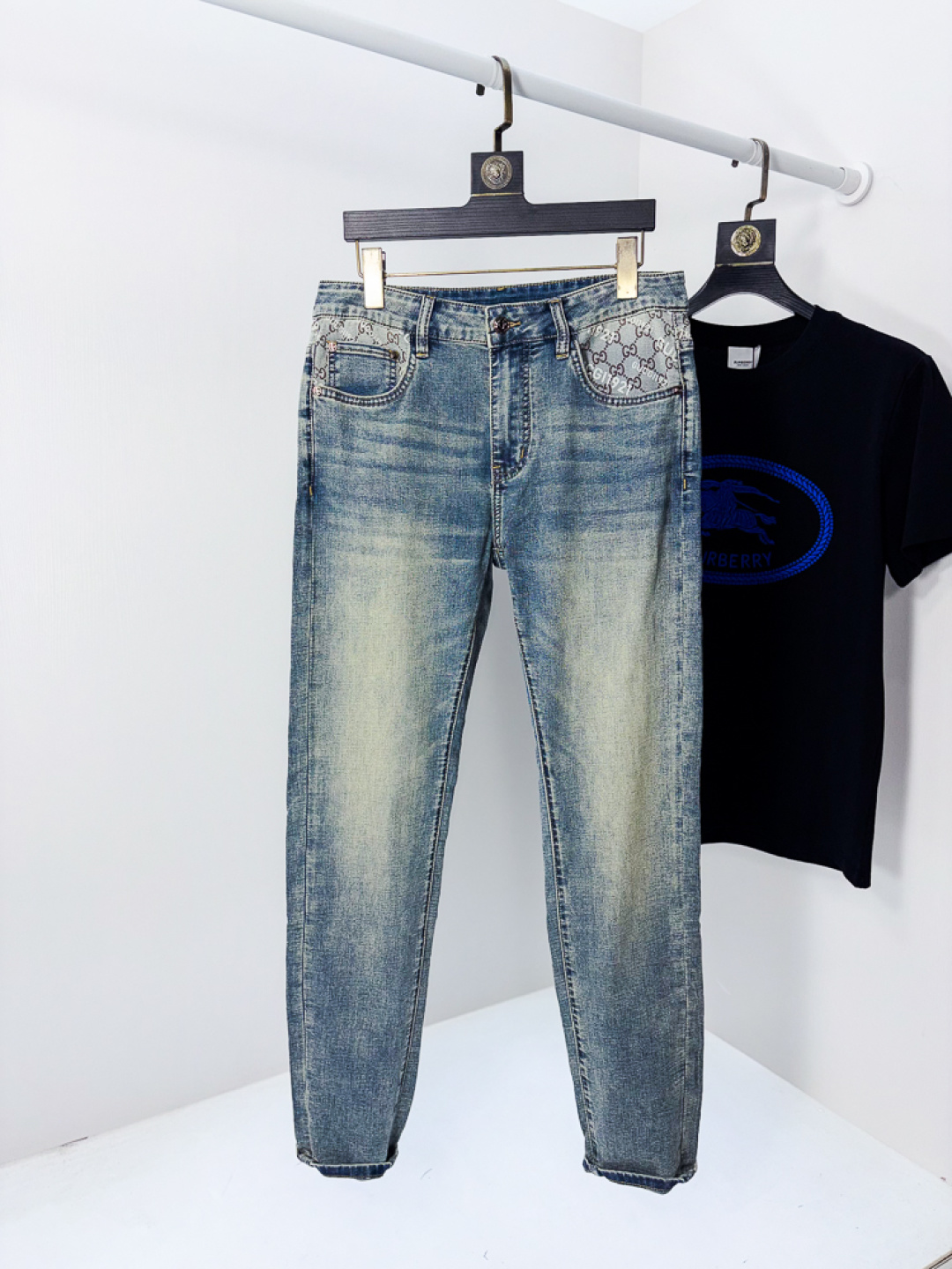 NO:745610,.Gucci.2026 spring and summer high fashion style, super soft denim fabric, light washed jeans. The fabric is very special, super fine imitation cotton yarn blend, super soft and comfortable. It has the casual and casual feeling of denim, but also has a sense of relaxation and fashion. The fabric surface is refreshing, slightly elastic, super soft and can be worn for a long time. The whole pair of pants is made of traditional hand-rubbing technology, and is washed with natural stone and light fermentation. The details are exquisite.  Size 29-38,,gucci,jeans,19860909.Gucci.2026春夏高级时装感,超柔牛仔面料 , 浅色洗水牛仔裤. 面料很特殊,超细精仿棉纱混纺,超柔舒适感. 具备牛仔随性感 ,休闲感 ,5亦有轻松感 ,时尚感. 布面清爽,微弹力,超柔穿着时间长, 整条裤子全传统手擦工艺,自然石磨轻酵洗水.细节精致感. 尺码29-38,,gucci,jeans,,Men's clothing