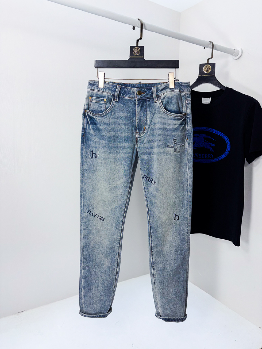 NO:745614,.HAZYS. 2026 spring and summer high fashion style, super soft denim fabric, light-colored washed jeans. The fabric is very special, ultra-fine fine imitation cotton yarn blend, super soft and comfortable. It has the casual and casual feel of denim, but also has a sense of relaxation and fashion. The fabric surface is refreshing, slightly elastic, super soft and can be worn for a long time. The whole pair of pants is made of traditional hand-rubbing technology, and is washed with natural stone and light fermentation. The details are exquisite.  Size 29-38,,jeans,19860909.HAZYS.2026春夏高级时装感,超柔牛仔面料 , 浅色洗水牛仔裤. 面料很特殊,超细精仿棉纱混纺,超柔舒适感. 具备牛仔随性感 ,休闲感 ,5亦有轻松感 ,时尚感. 布面清爽,微弹力,超柔穿着时间长, 整条裤子全传统手擦工艺,自然石磨轻酵洗水.细节精致感. 尺码29-38,,jeans,,Men's clothing