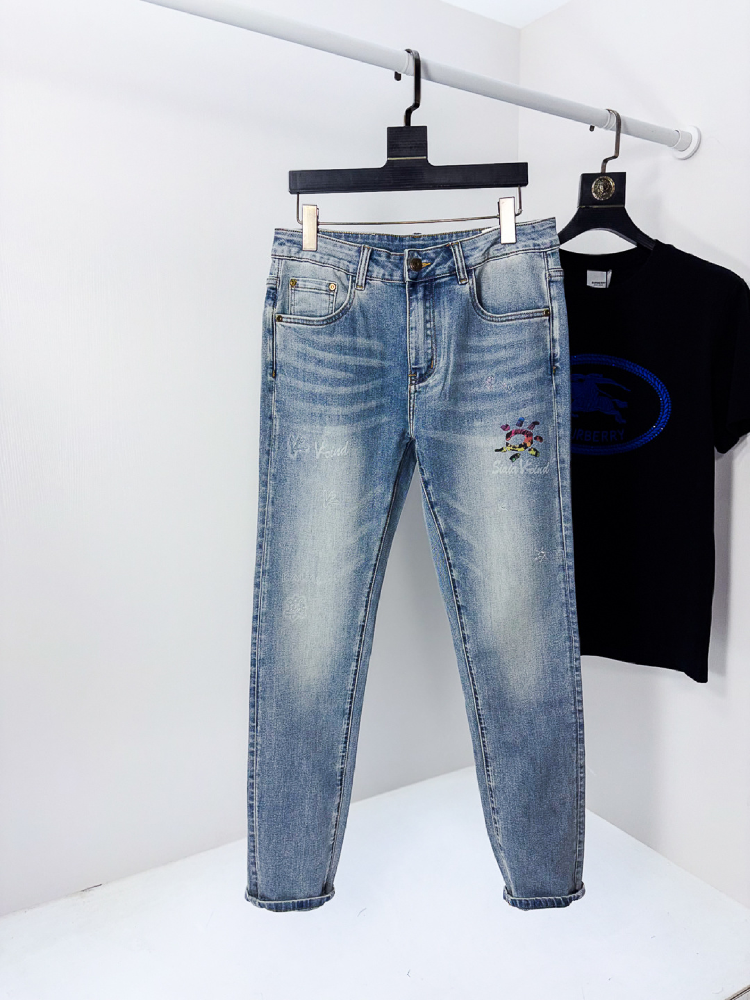 NO:745588,.Kelle Stone. 2026 spring and summer high fashion sense, super soft denim fabric, light-colored washed jeans. The fabric is very special, ultra-fine fine imitation cotton yarn blend, super soft and comfortable. It has the casual and casual feeling of denim, but also has a sense of relaxation and fashion. The cloth surface is refreshing, slightly elastic, super soft and can be worn for a long time. The whole pair of pants is made of traditional hand-rubbing technology, and is washed with natural stone and light fermentation. The details are exquisite.  Size 29-38,,jeans,19860909.凯乐石.2026春夏高级时装感,超柔牛仔面料 , 浅色洗水牛仔裤. 面料很特殊,超细精仿棉纱混纺,超柔舒适感. 具备牛仔随性感 ,休闲感 ,5亦有轻松感 ,时尚感. 布面清爽,微弹力,超柔穿着时间长, 整条裤子全传统手擦工艺,自然石磨轻酵洗水.细节精致感. 尺码29-38,,jeans,,Men's clothing