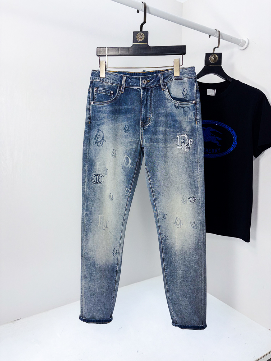 NO:745594,.Dior.2026 spring and summer high fashion style, super soft denim fabric, light-colored washed jeans. The fabric is very special, super fine imitation cotton yarn blend, super soft and comfortable. It has the casual and casual feel of denim, but also has a sense of relaxation and fashion. The fabric surface is refreshing, slightly elastic, super soft and can be worn for a long time. The whole pair of pants is made of traditional hand-rubbing technology, and is washed with natural stone and light fermentation. The details are exquisite.  Size 29-38,,dior,jeans,19860909.Dior.2026春夏高级时装感,超柔牛仔面料 , 浅色洗水牛仔裤. 面料很特殊,超细精仿棉纱混纺,超柔舒适感. 具备牛仔随性感 ,休闲感 ,5亦有轻松感 ,时尚感. 布面清爽,微弹力,超柔穿着时间长, 整条裤子全传统手擦工艺,自然石磨轻酵洗水.细节精致感. 尺码29-38,,dior,jeans,,Men's clothing