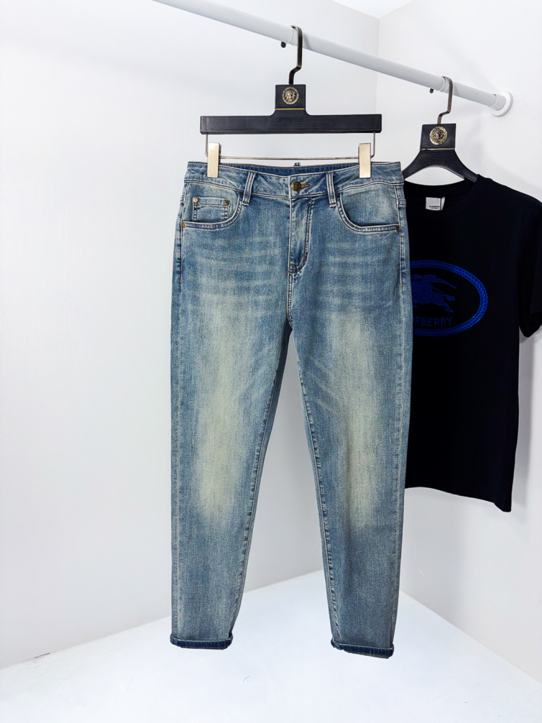 NO:745597,.Versace. 2026 spring and summer high fashion sense, super soft denim fabric, light-colored washed jeans. The fabric is very special, ultra-fine fine imitation cotton yarn blend, super soft and comfortable. It has the casual and casual feeling of denim, but also has a sense of relaxation and fashion. The cloth surface is refreshing, slightly elastic, super soft and can be worn for a long time. The whole pair of pants is made of traditional hand-rubbing technology, and is washed with natural stone and light fermentation. The details are exquisite.  Size 29-38,,versace,jeans,19860909.范思哲.2026春夏高级时装感,超柔牛仔面料 , 浅色洗水牛仔裤. 面料很特殊,超细精仿棉纱混纺,超柔舒适感. 具备牛仔随性感 ,休闲感 ,5亦有轻松感 ,时尚感. 布面清爽,微弹力,超柔穿着时间长, 整条裤子全传统手擦工艺,自然石磨轻酵洗水.细节精致感. 尺码29-38,,versace,jeans,,Men's clothing