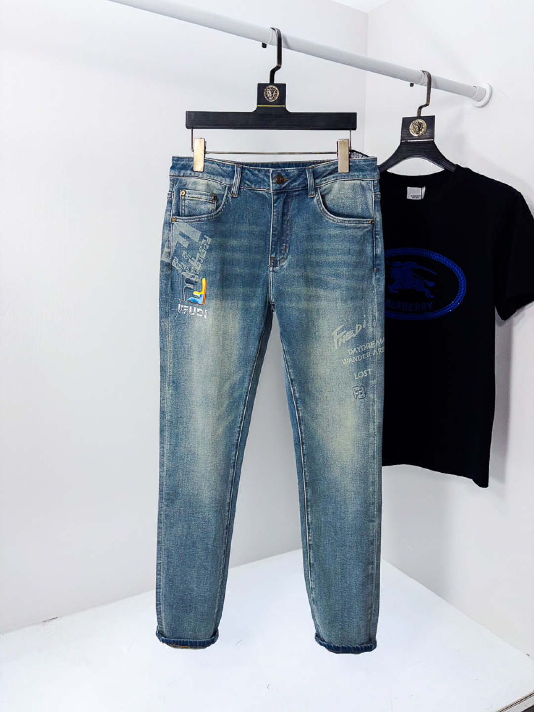 NO:745600,. Fendi. 2026 spring and summer high fashion sense, super soft denim fabric, light-colored washed jeans. The fabric is very special, ultra-fine fine imitation cotton yarn blend, super soft and comfortable. It has the casual and casual feel of denim, but also has a sense of relaxation and fashion. The fabric surface is refreshing, slightly elastic, super soft and can be worn for a long time. The whole pair of pants is made of traditional hand-rubbing technology, and is washed with natural stone and light fermentation. The details are exquisite.  Size 29-38,,fendi,jeans,19860909.芬迪.2026春夏高级时装感,超柔牛仔面料 , 浅色洗水牛仔裤. 面料很特殊,超细精仿棉纱混纺,超柔舒适感. 具备牛仔随性感 ,休闲感 ,5亦有轻松感 ,时尚感. 布面清爽,微弹力,超柔穿着时间长, 整条裤子全传统手擦工艺,自然石磨轻酵洗水.细节精致感. 尺码29-38,,fendi,jeans,,Men's clothing