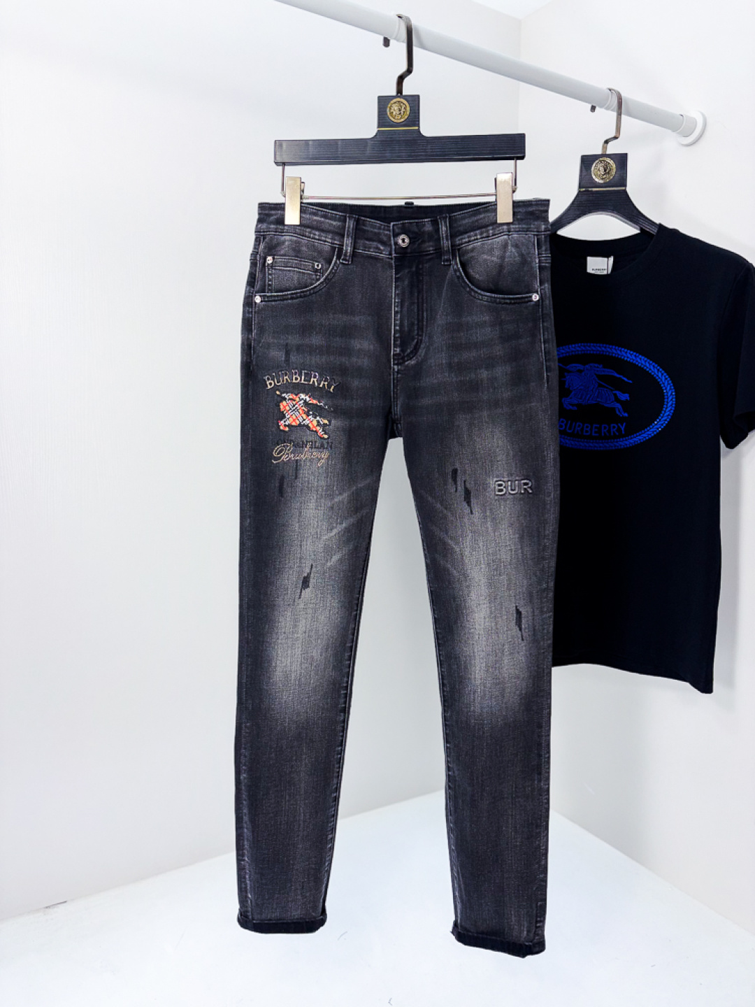 NO:745607,.Burberry. 2026 spring and summer high fashion style, super soft denim fabric, light-colored washed jeans. The fabric is very special, ultra-fine fine imitation cotton yarn blend, super soft and comfortable. It has the casual and casual feeling of denim, but also has a sense of relaxation and fashion. The cloth surface is refreshing, slightly elastic, super soft and can be worn for a long time. The whole pair of pants is made of traditional hand-rubbing technology, and is washed with natural stone and light fermentation. The details are exquisite.  Size 29-38,,burberry,jeans,19860909.巴宝莉.2026春夏高级时装感,超柔牛仔面料 , 浅色洗水牛仔裤. 面料很特殊,超细精仿棉纱混纺,超柔舒适感. 具备牛仔随性感 ,休闲感 ,5亦有轻松感 ,时尚感. 布面清爽,微弹力,超柔穿着时间长, 整条裤子全传统手擦工艺,自然石磨轻酵洗水.细节精致感. 尺码29-38,,burberry,jeans,,Men's clothing