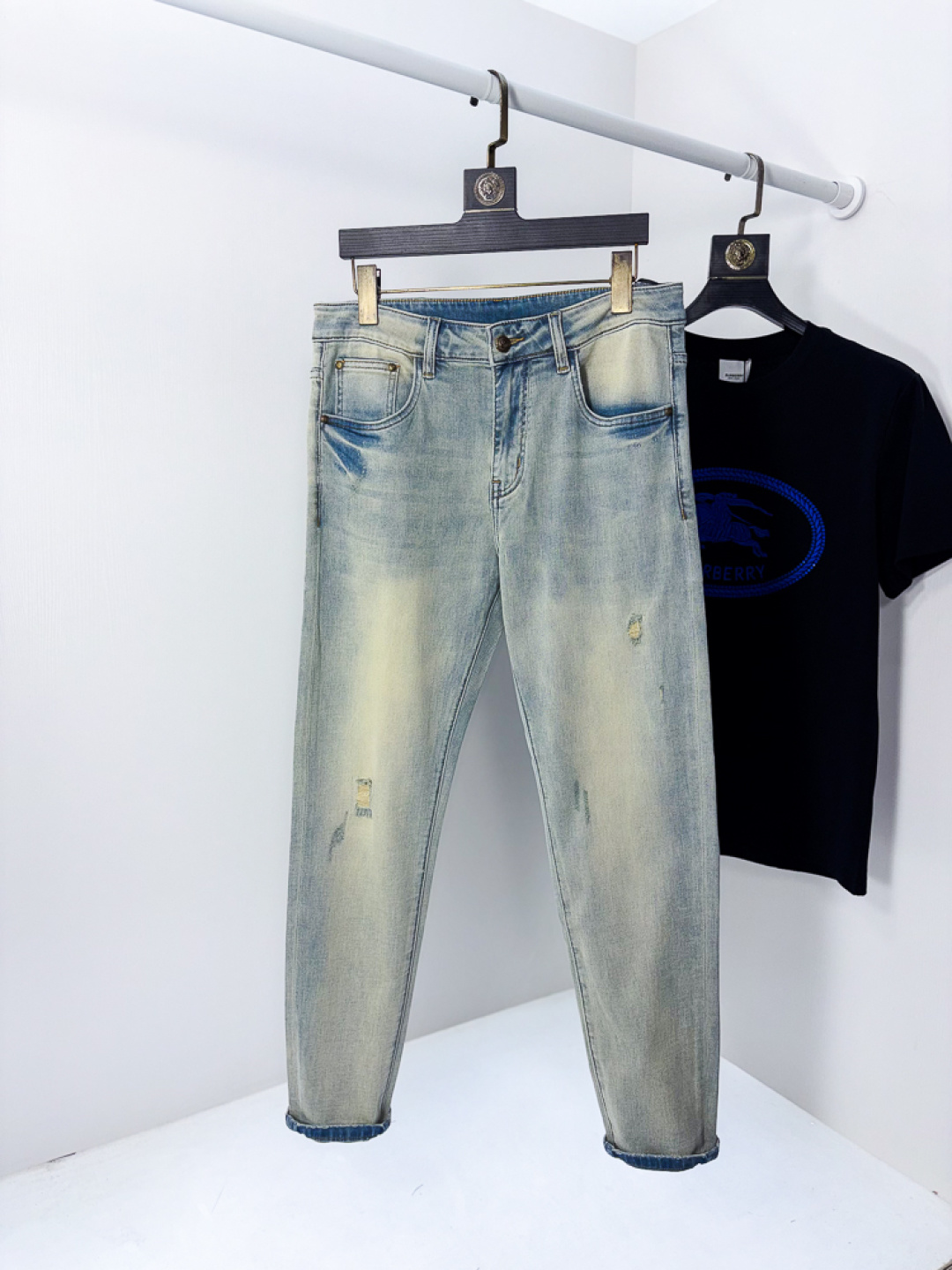 NO:745611,.Lv.2026 spring and summer high fashion style, super soft denim fabric, light-colored washed jeans. The fabric is very special, super fine imitation cotton yarn blend, super soft and comfortable. It has the casual and casual feel of denim, but also has a sense of relaxation and fashion. The cloth surface is refreshing, slightly elastic, super soft and can be worn for a long time. The whole pair of pants is made of traditional hand-rubbing technology, and is washed with natural stone and light fermentation. The details are exquisite.  Size 29-38,,louis vuitton,jeans,19860909.Lv.2026春夏高级时装感,超柔牛仔面料 , 浅色洗水牛仔裤. 面料很特殊,超细精仿棉纱混纺,超柔舒适感. 具备牛仔随性感 ,休闲感 ,5亦有轻松感 ,时尚感. 布面清爽,微弹力,超柔穿着时间长, 整条裤子全传统手擦工艺,自然石磨轻酵洗水.细节精致感. 尺码29-38,,louis vuitton,jeans,,Men's clothing