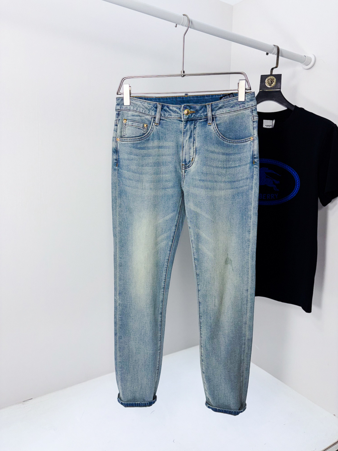 NO:745615,.Versace. 2026 spring and summer high fashion sense, super soft denim fabric, light-colored washed jeans. The fabric is very special, ultra-fine fine imitation cotton yarn blend, super soft and comfortable. It has the casual and casual feeling of denim, but also has a sense of relaxation and fashion. The cloth surface is refreshing, slightly elastic, super soft and can be worn for a long time. The whole pair of pants is made of traditional hand-rubbing technology, and is washed with natural stone and light fermentation. The details are exquisite.  Size 29-38,,versace,jeans,19860909.范思哲.2026春夏高级时装感,超柔牛仔面料 , 浅色洗水牛仔裤. 面料很特殊,超细精仿棉纱混纺,超柔舒适感. 具备牛仔随性感 ,休闲感 ,5亦有轻松感 ,时尚感. 布面清爽,微弹力,超柔穿着时间长, 整条裤子全传统手擦工艺,自然石磨轻酵洗水.细节精致感. 尺码29-38,,versace,jeans,,Men's clothing