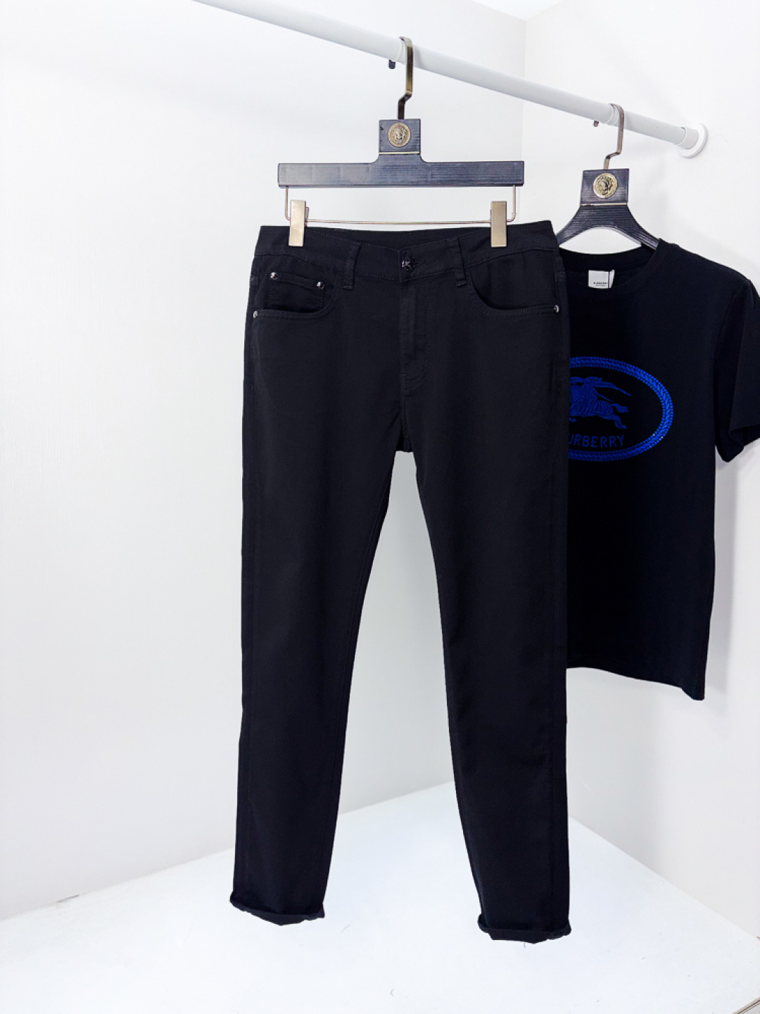 NO:745619,.Burberry. 2026 spring and summer high fashion style, super soft denim fabric, light-colored washed jeans. The fabric is very special, ultra-fine fine imitation cotton yarn blend, super soft and comfortable. It has the casual and casual feeling of denim, but also has a sense of relaxation and fashion. The cloth surface is refreshing, slightly elastic, super soft and can be worn for a long time. The whole pair of pants is made of traditional hand-rubbing technology, and is washed with natural stone and light fermentation. The details are exquisite.  Size 29-38,,burberry,jeans,19860909.巴宝莉.2026春夏高级时装感,超柔牛仔面料 , 浅色洗水牛仔裤. 面料很特殊,超细精仿棉纱混纺,超柔舒适感. 具备牛仔随性感 ,休闲感 ,5亦有轻松感 ,时尚感. 布面清爽,微弹力,超柔穿着时间长, 整条裤子全传统手擦工艺,自然石磨轻酵洗水.细节精致感. 尺码29-38,,burberry,jeans,,Men's clothing